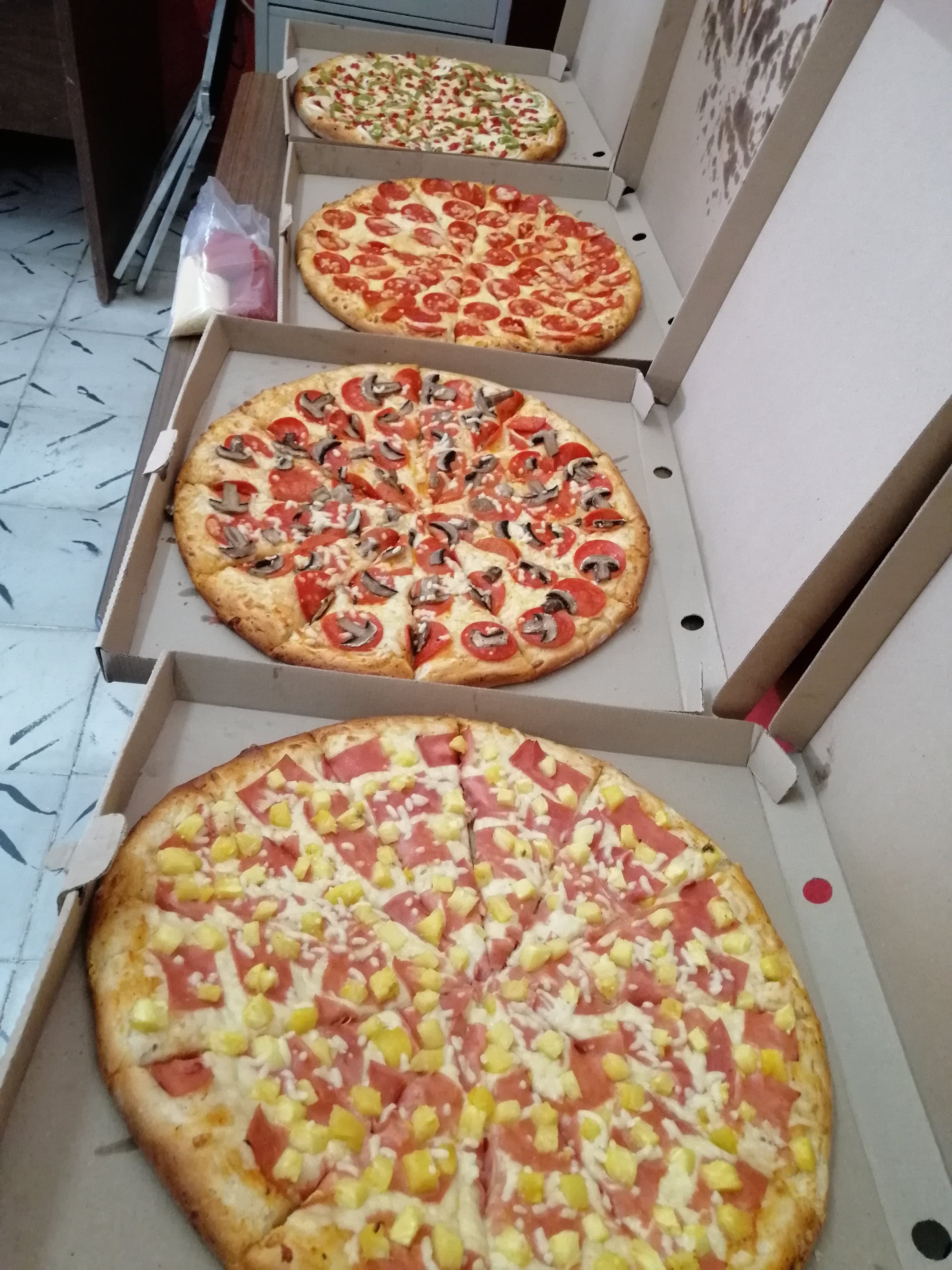 Chiris Pizza image 3