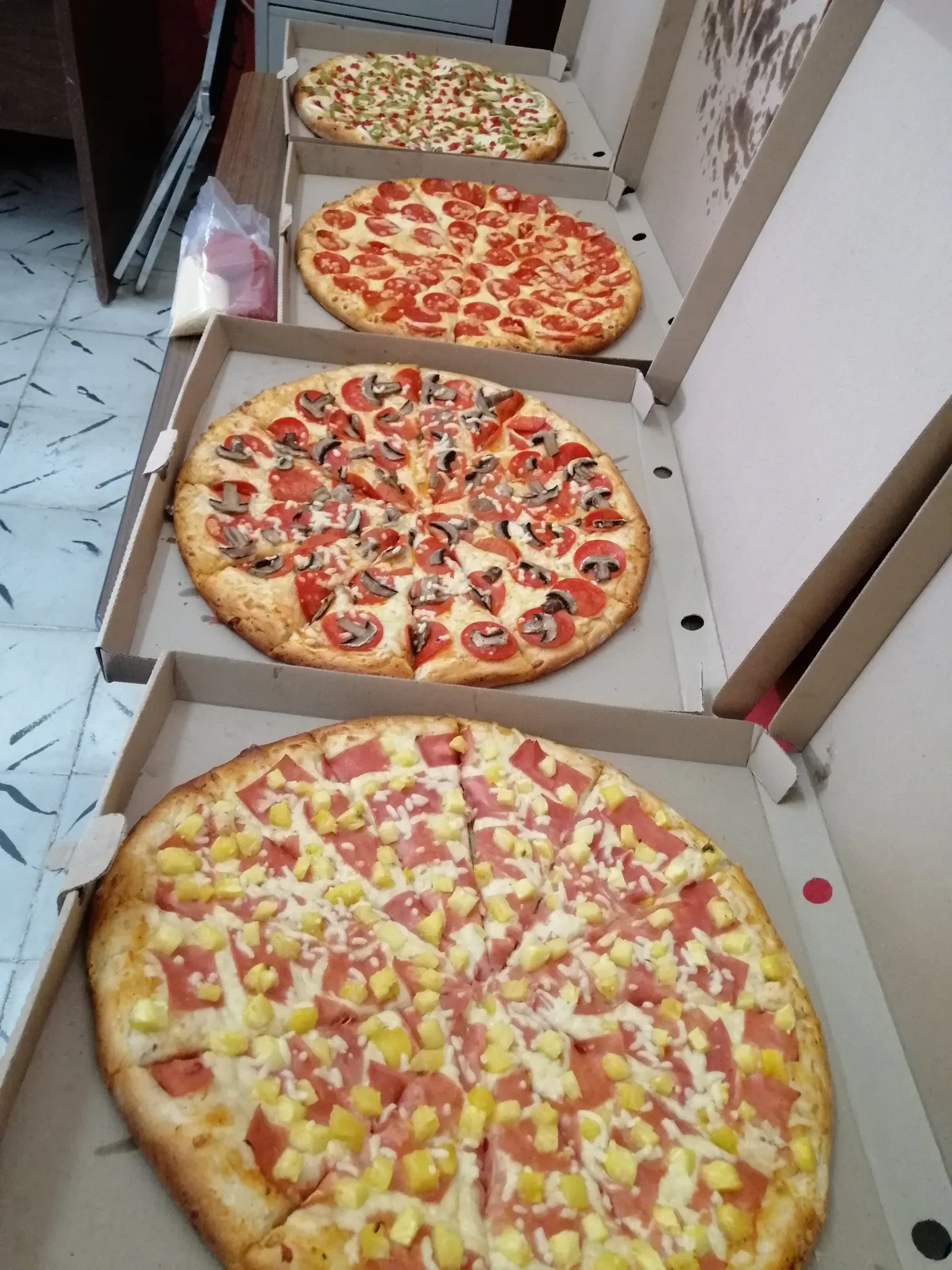Chiris Pizza image 3