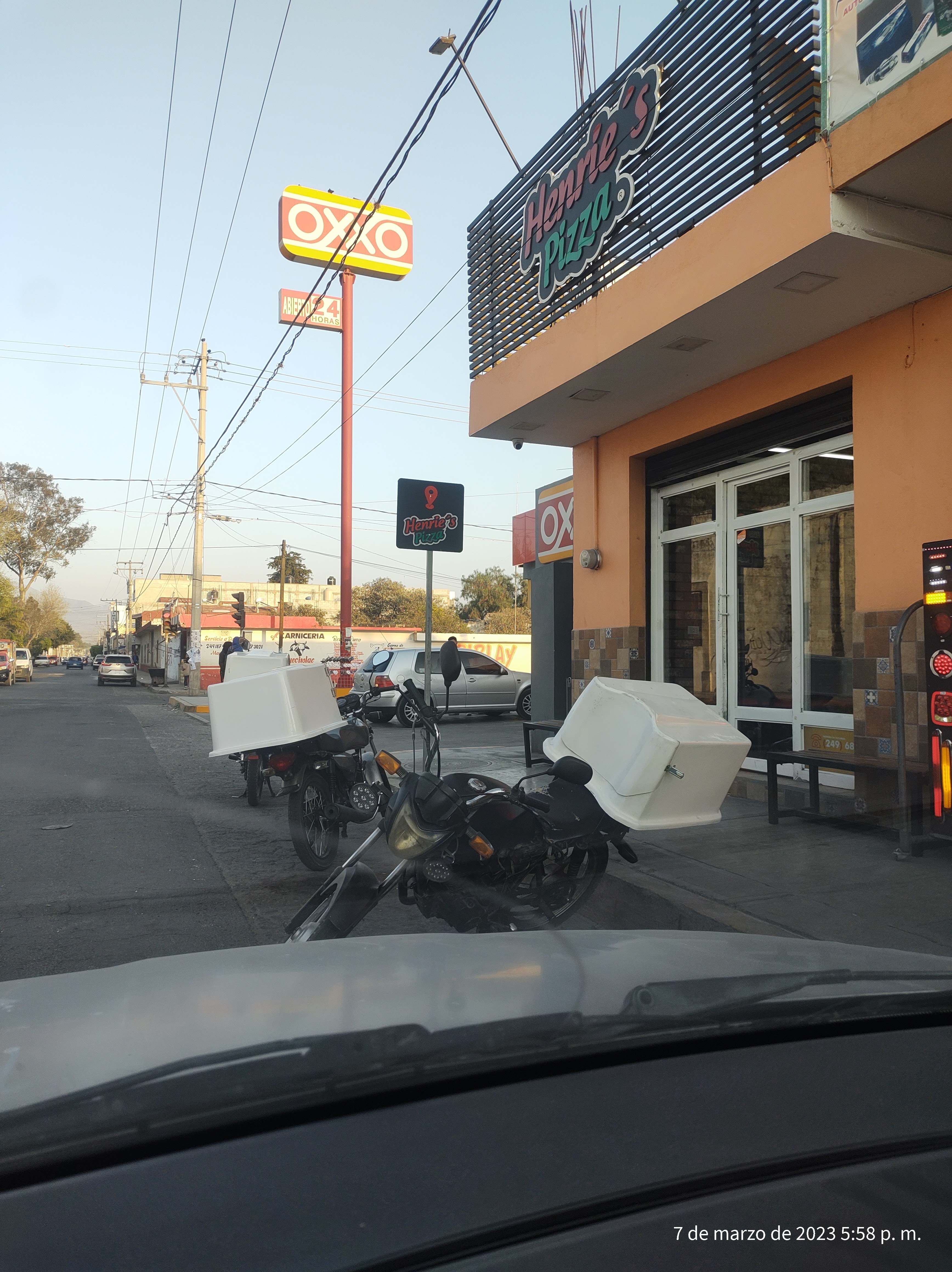 Henries Pizza image 7