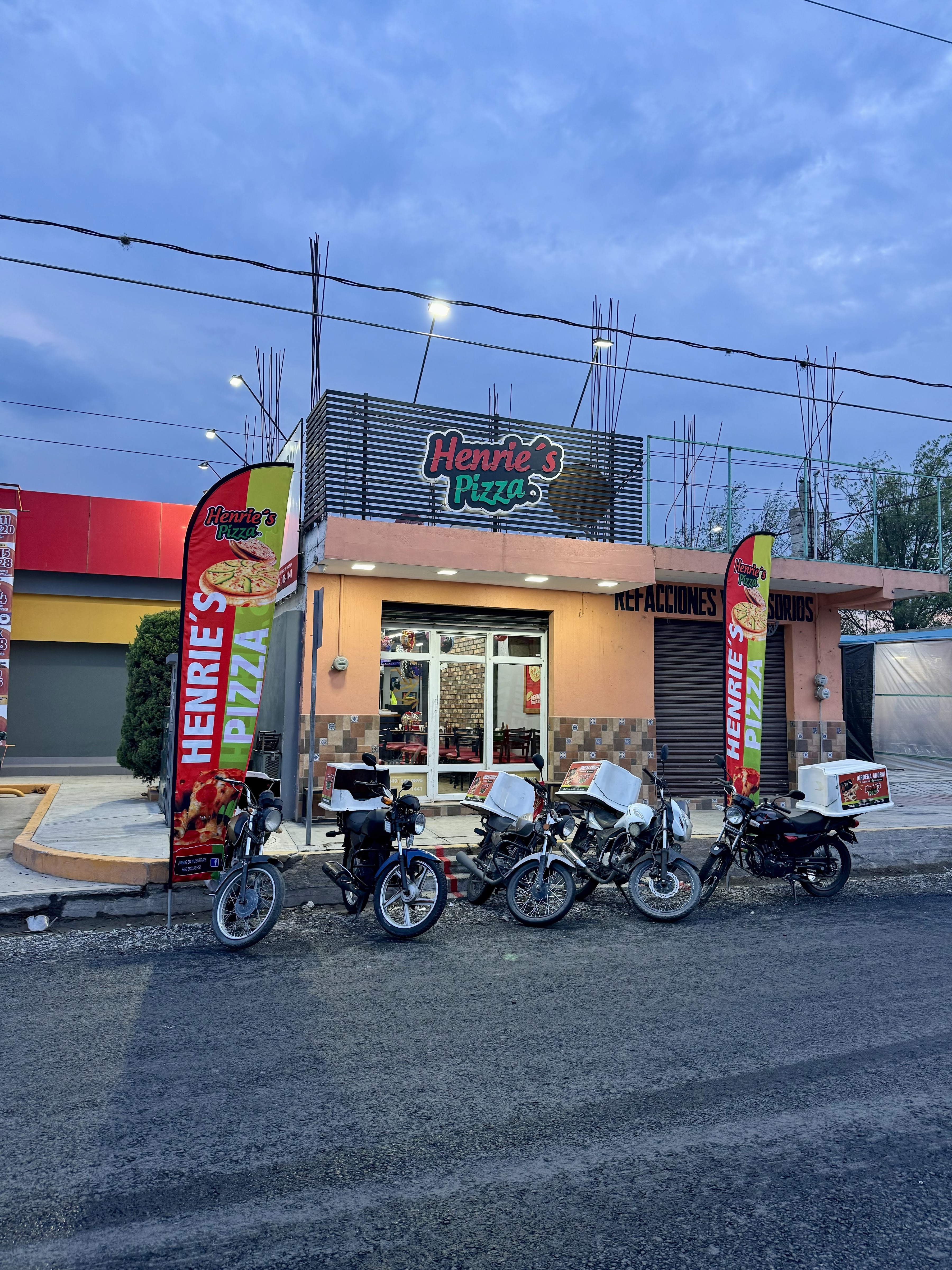 Henries Pizza image 10