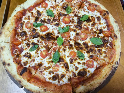 MANOLO'S PIZZA image 4
