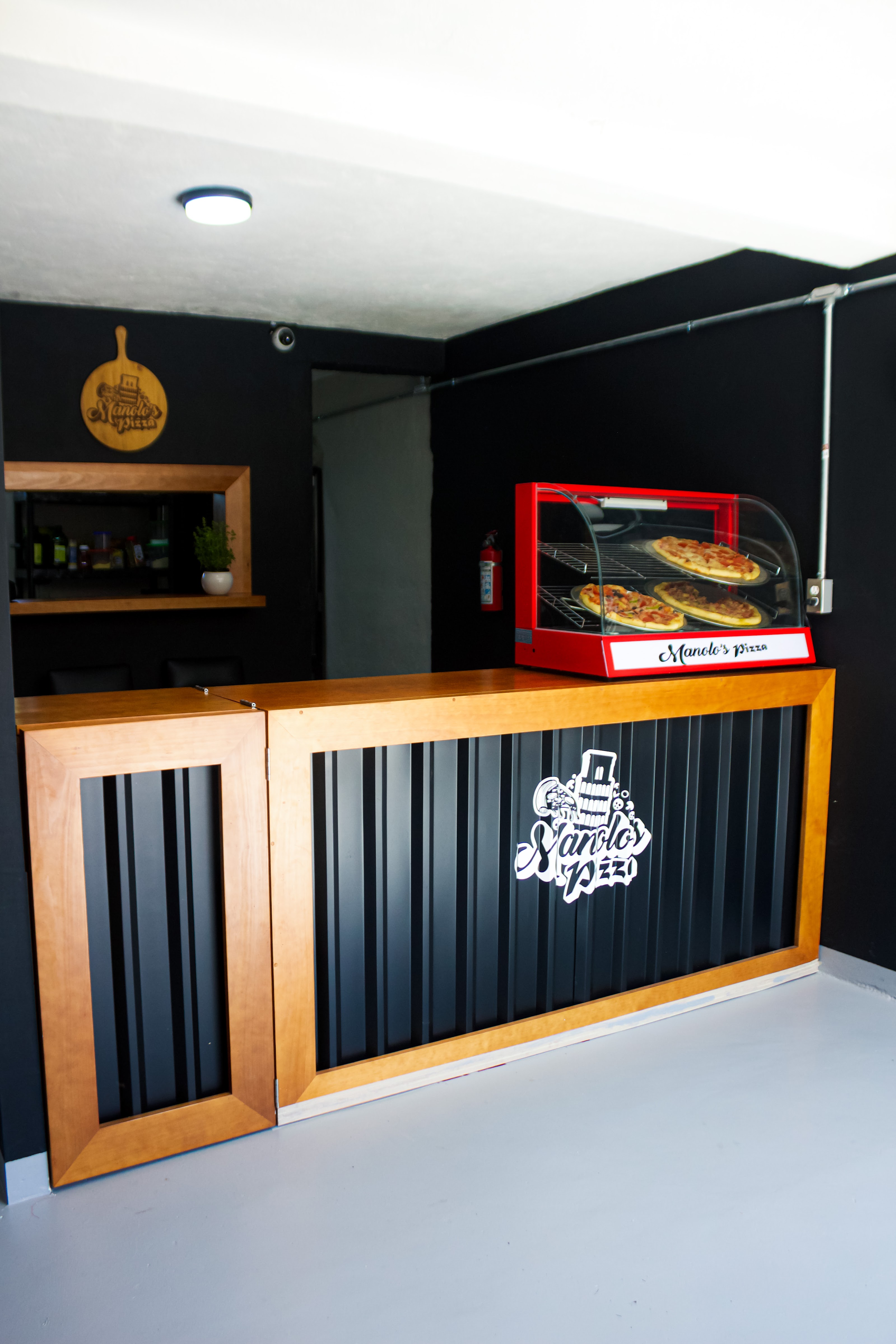 MANOLO'S PIZZA image 7