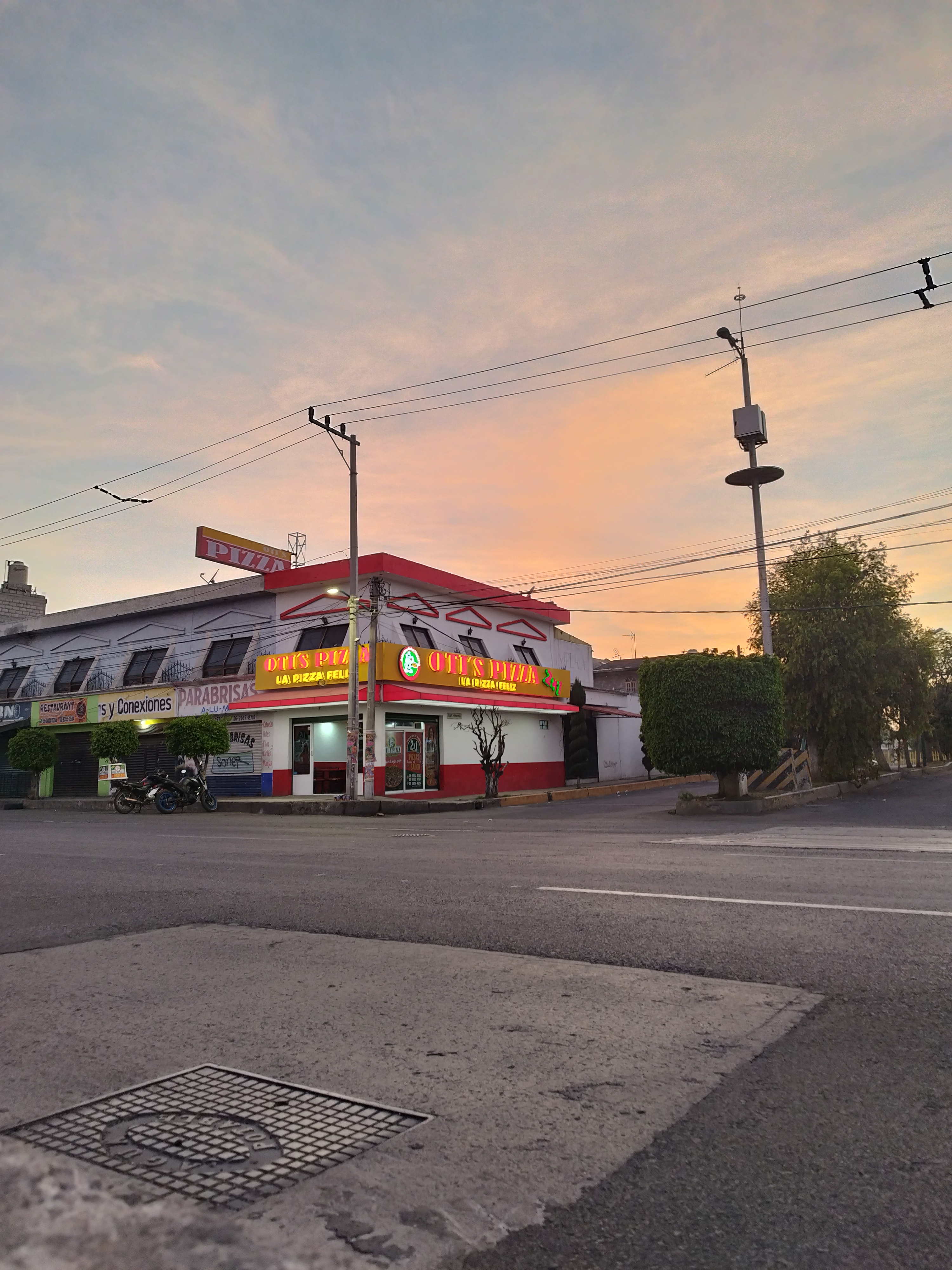 OTI'S PIZZAS image 8