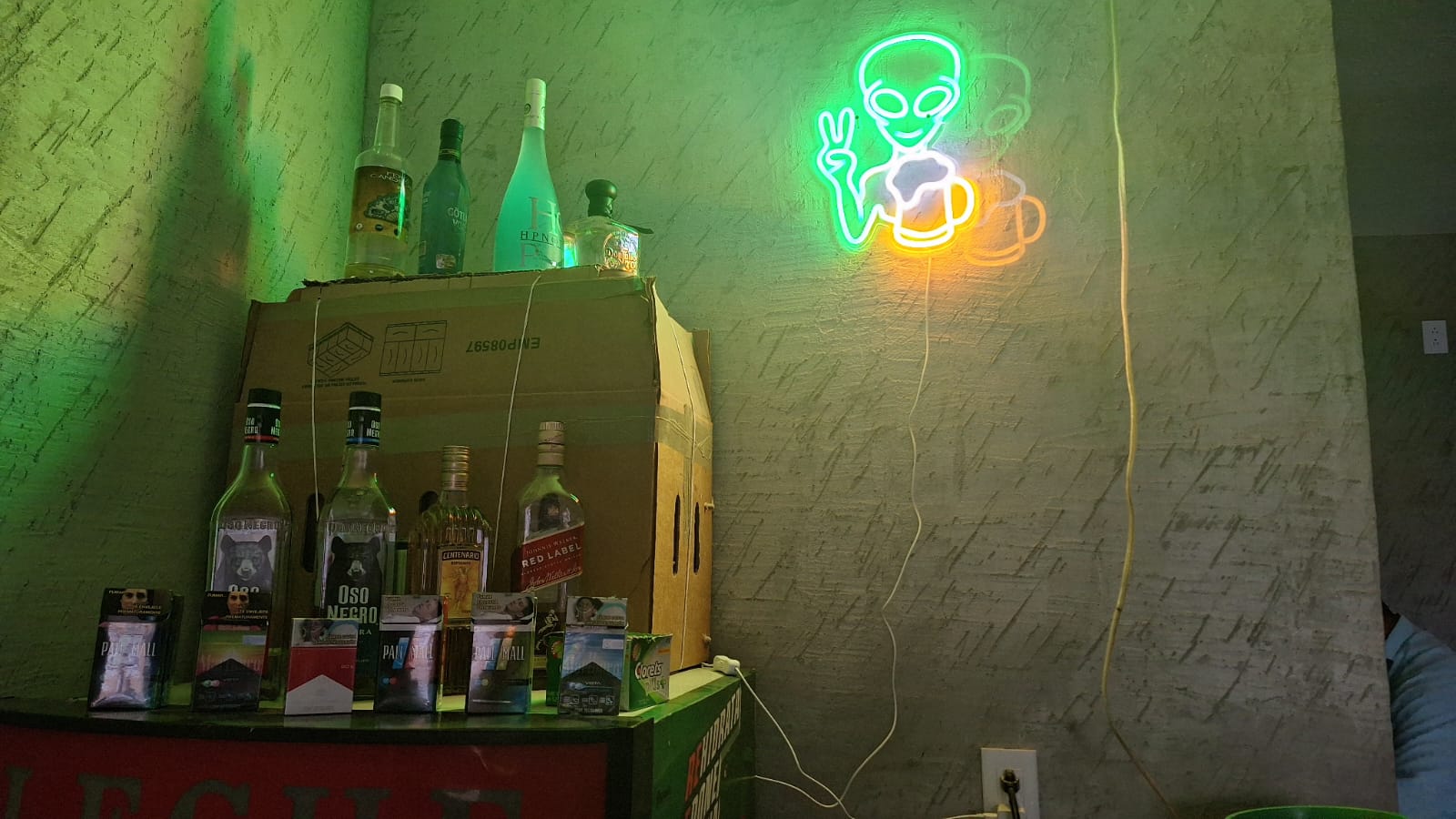 El Carajo urireo, Bar-Botanero image 4