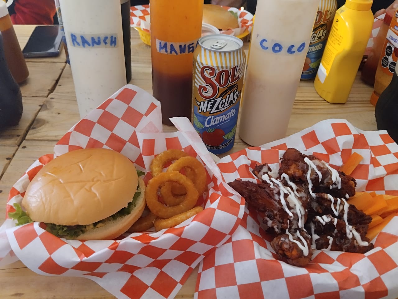 Maxi Wings & Burgers image 3