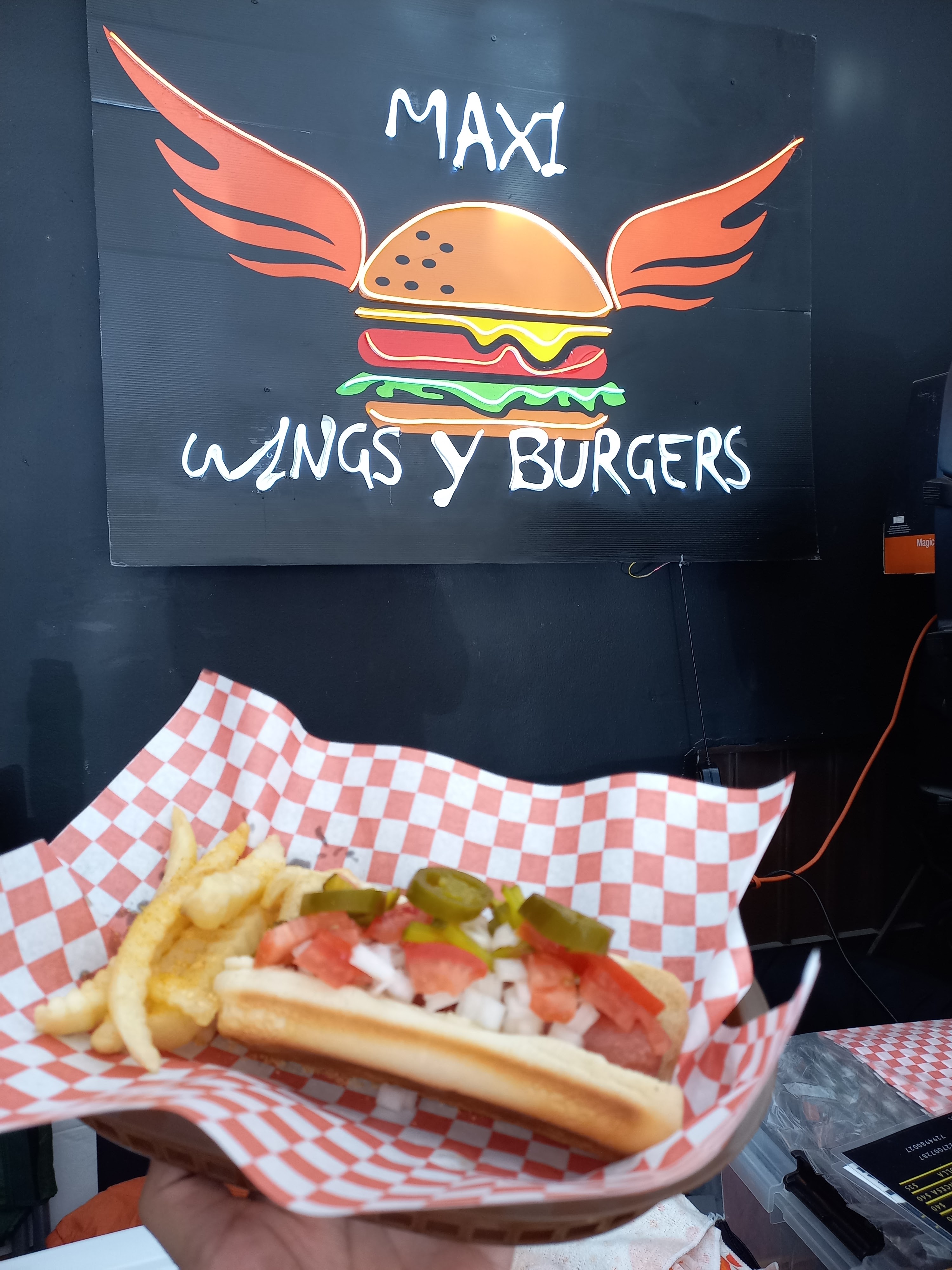 Maxi Wings & Burgers image 6