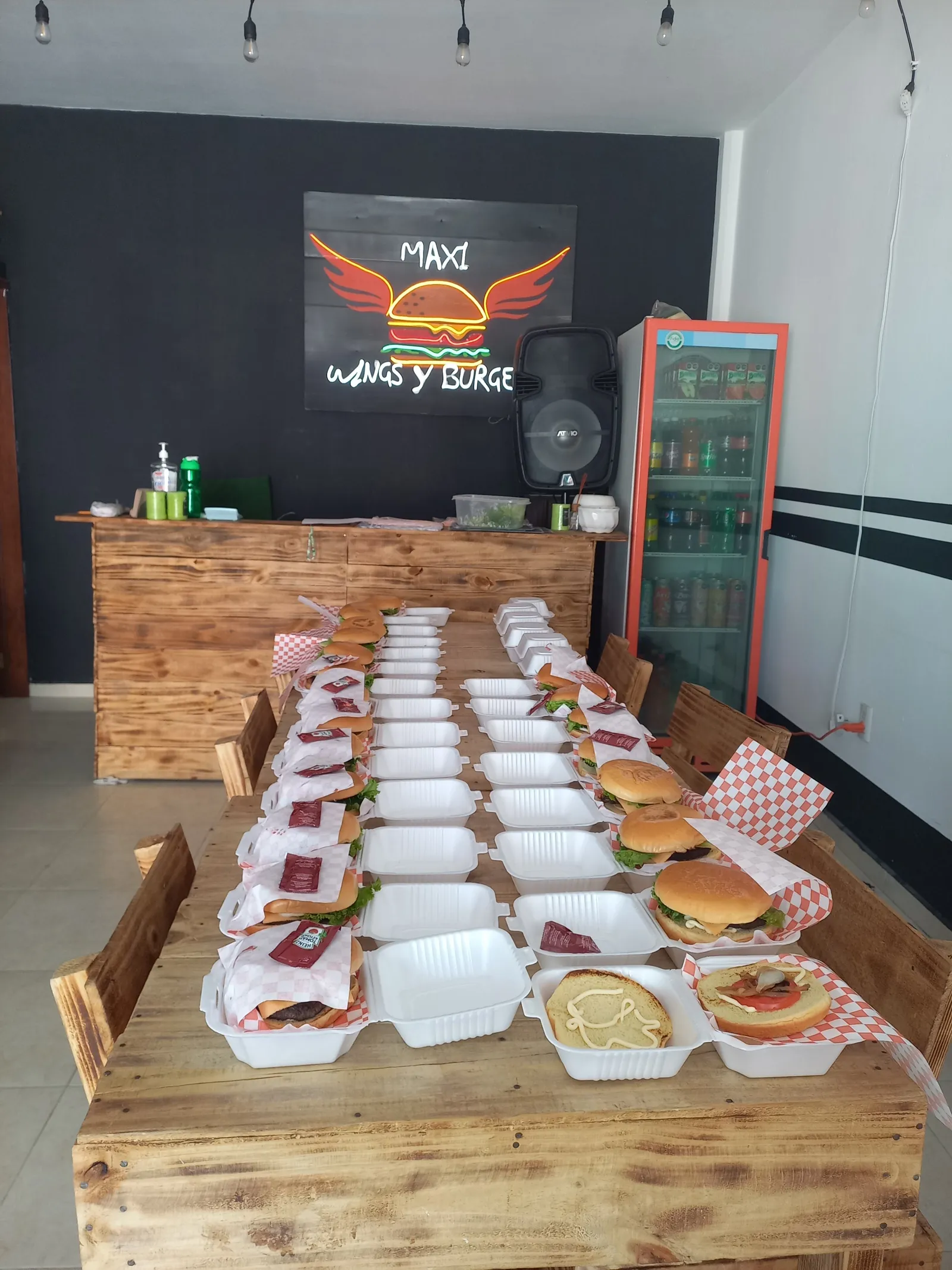 Maxi Wings & Burgers image 10