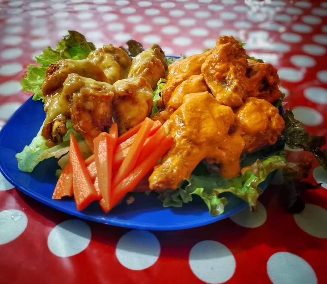 Amparo's Wings & Burger image 9