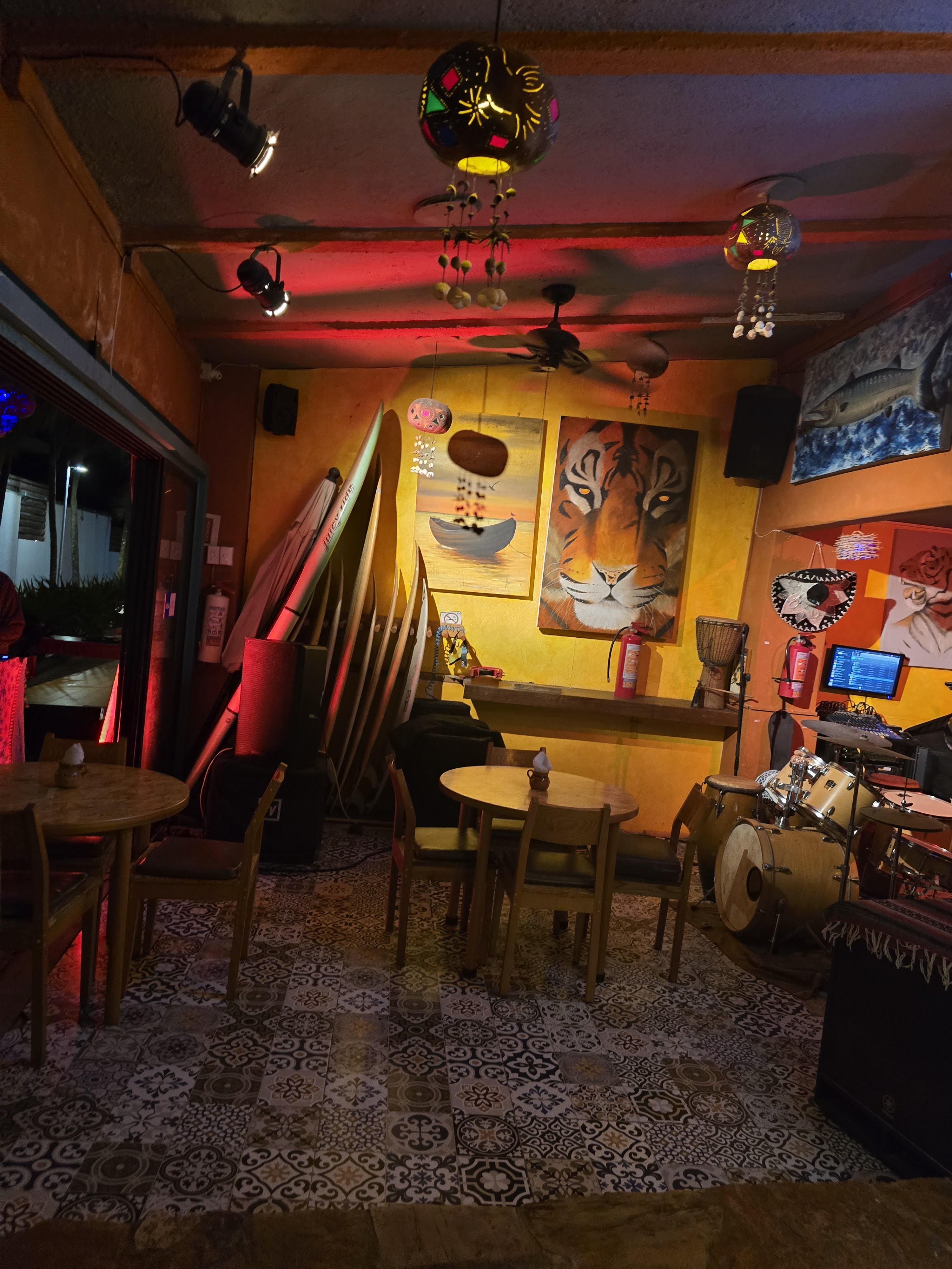 MUZA SURF BAR RESTAURANT image 9