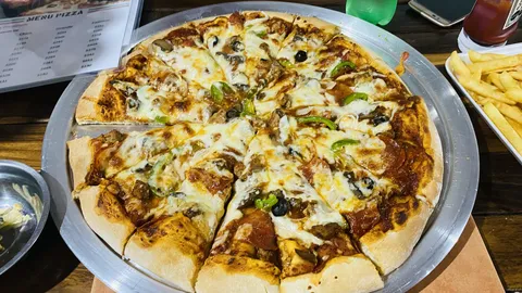 Benny's pizza image 2