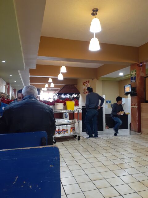 El Pollo Giro Restaurant image 3