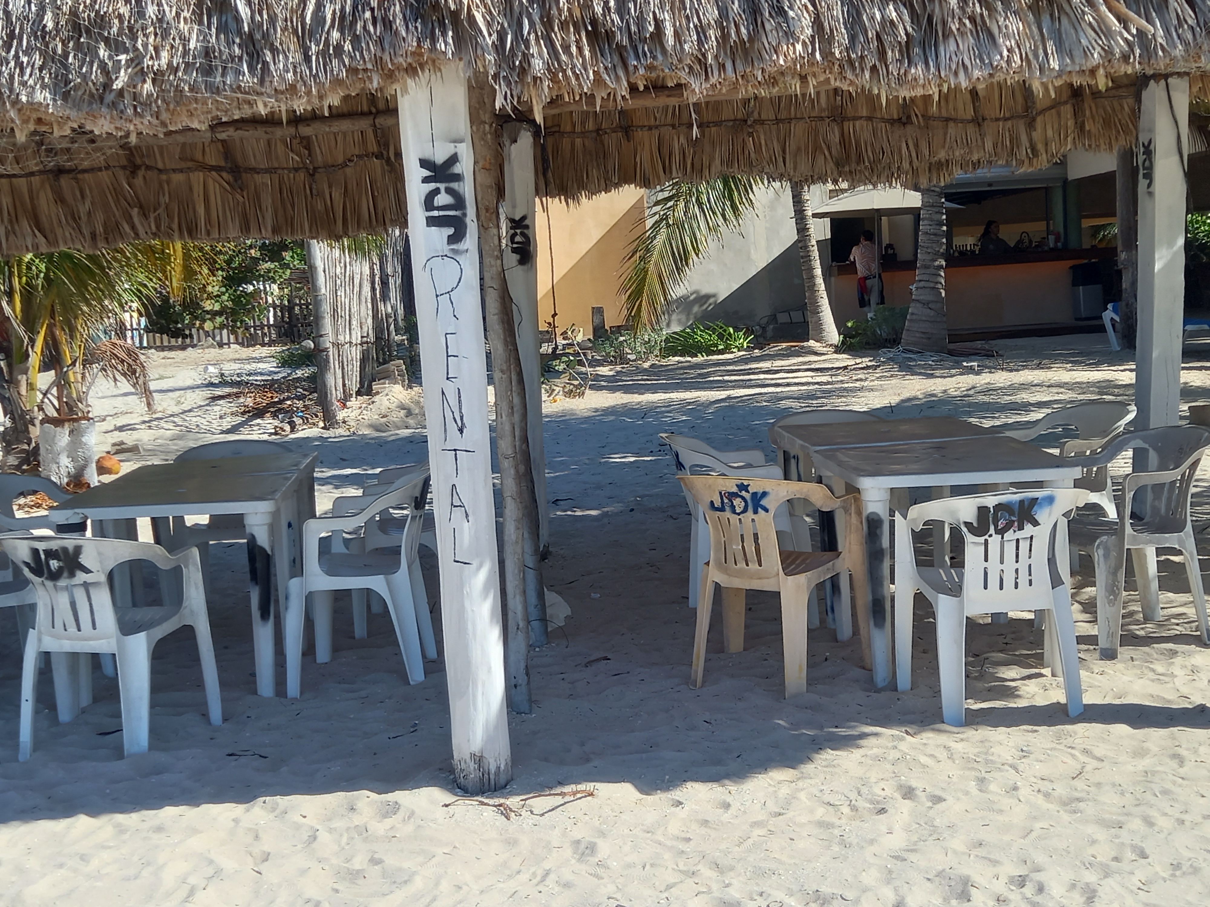 jDK renta de mesas y sombrillas image 1