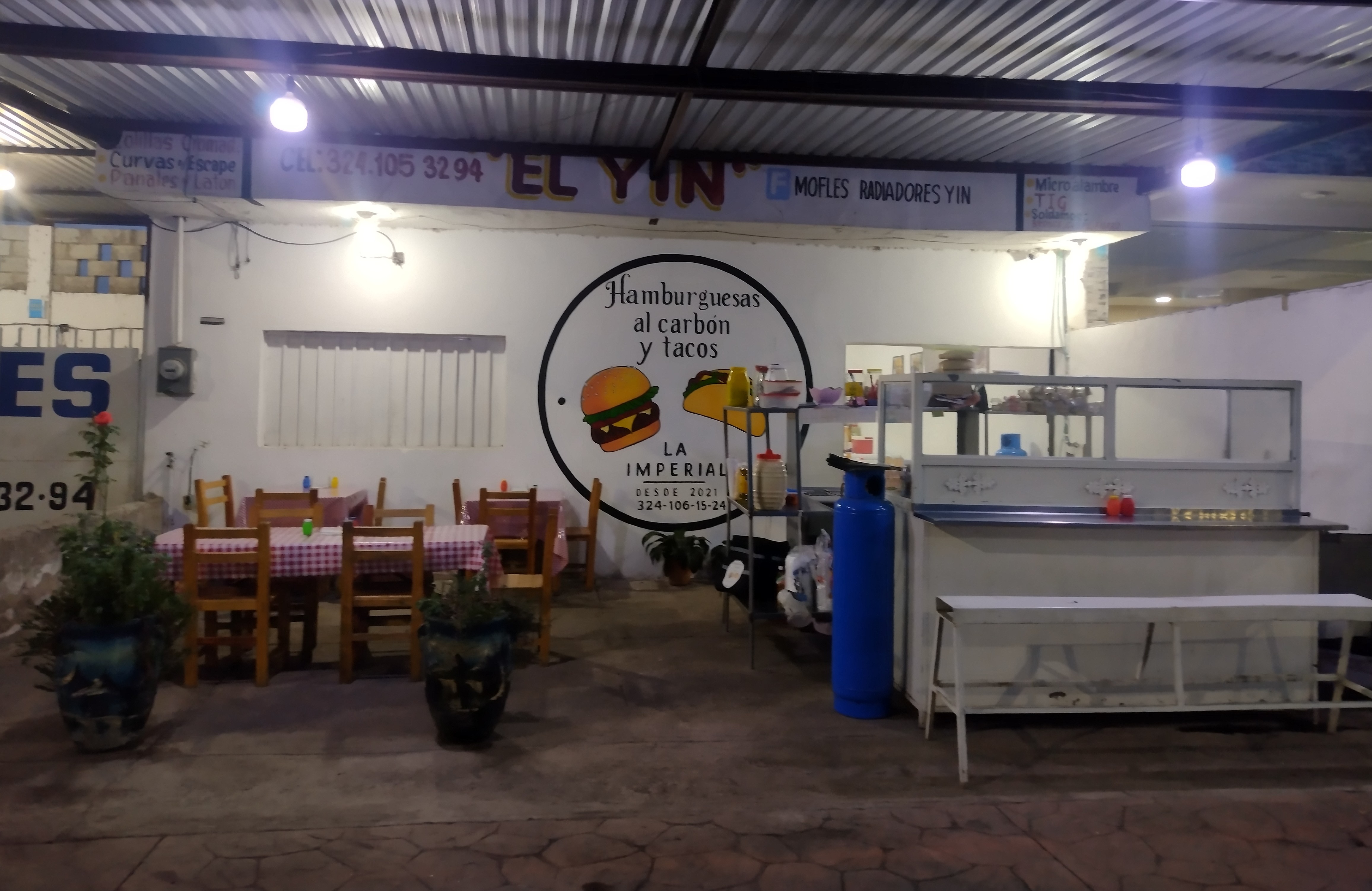 Hamburguesas al carbón y tacos "LA IMPERIAL" image 1