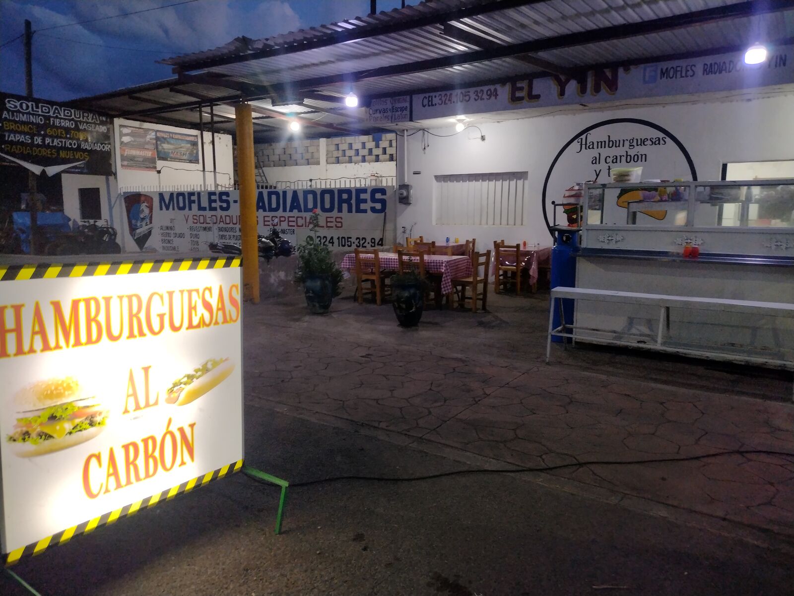 Hamburguesas al carbón y tacos "LA IMPERIAL" image 8