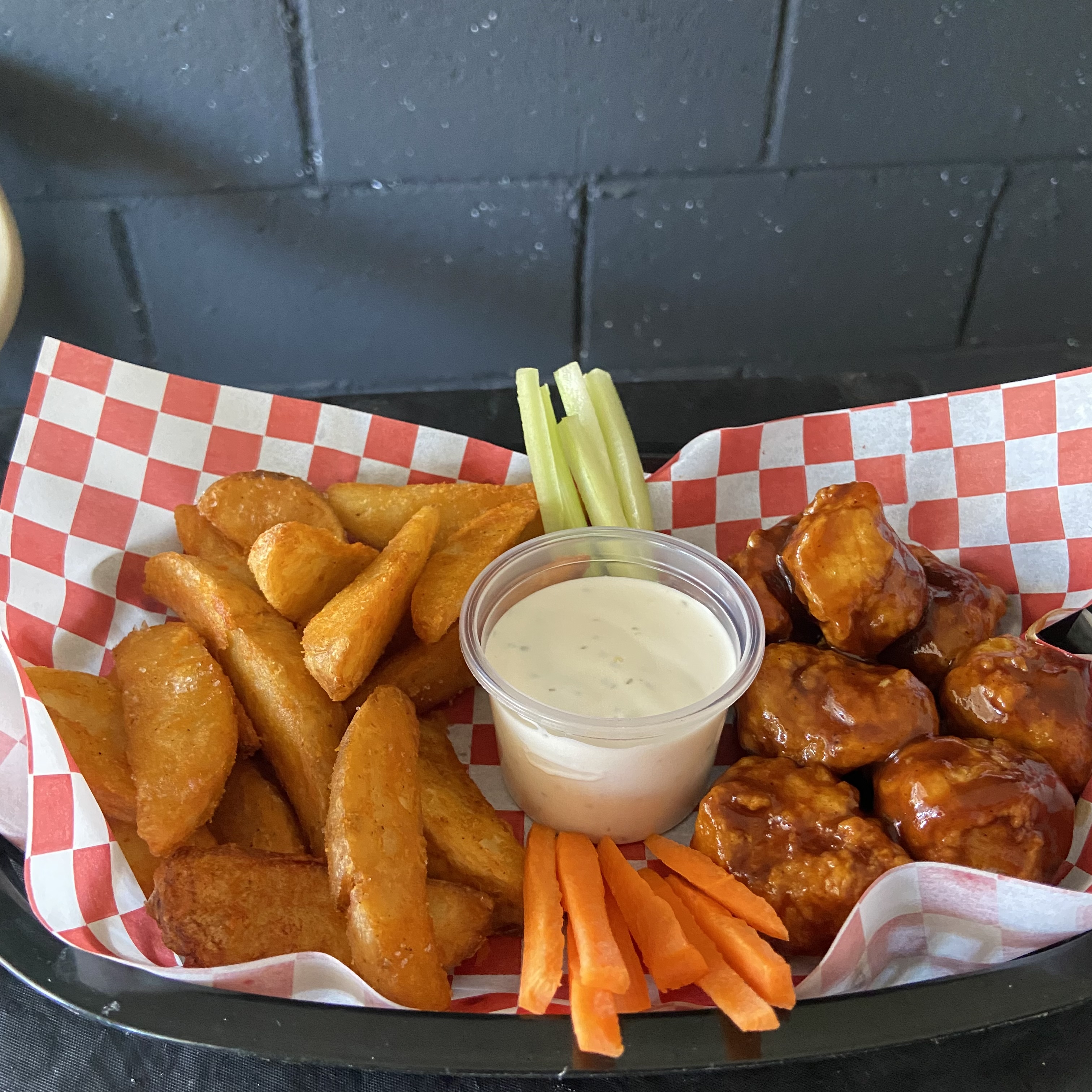 La Estación-hamburguesas, boneless y alitas image 5