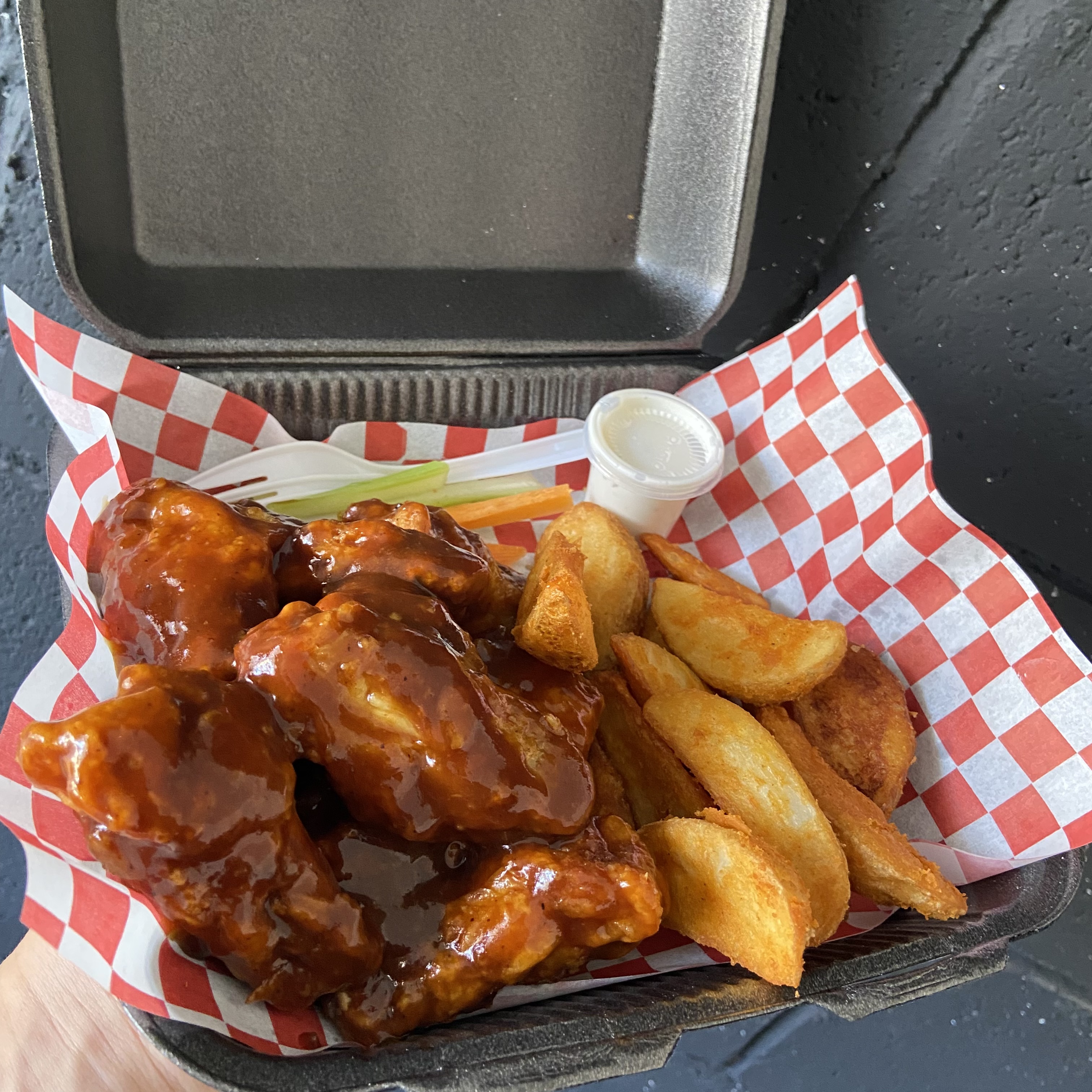 La Estación-hamburguesas, boneless y alitas image 6