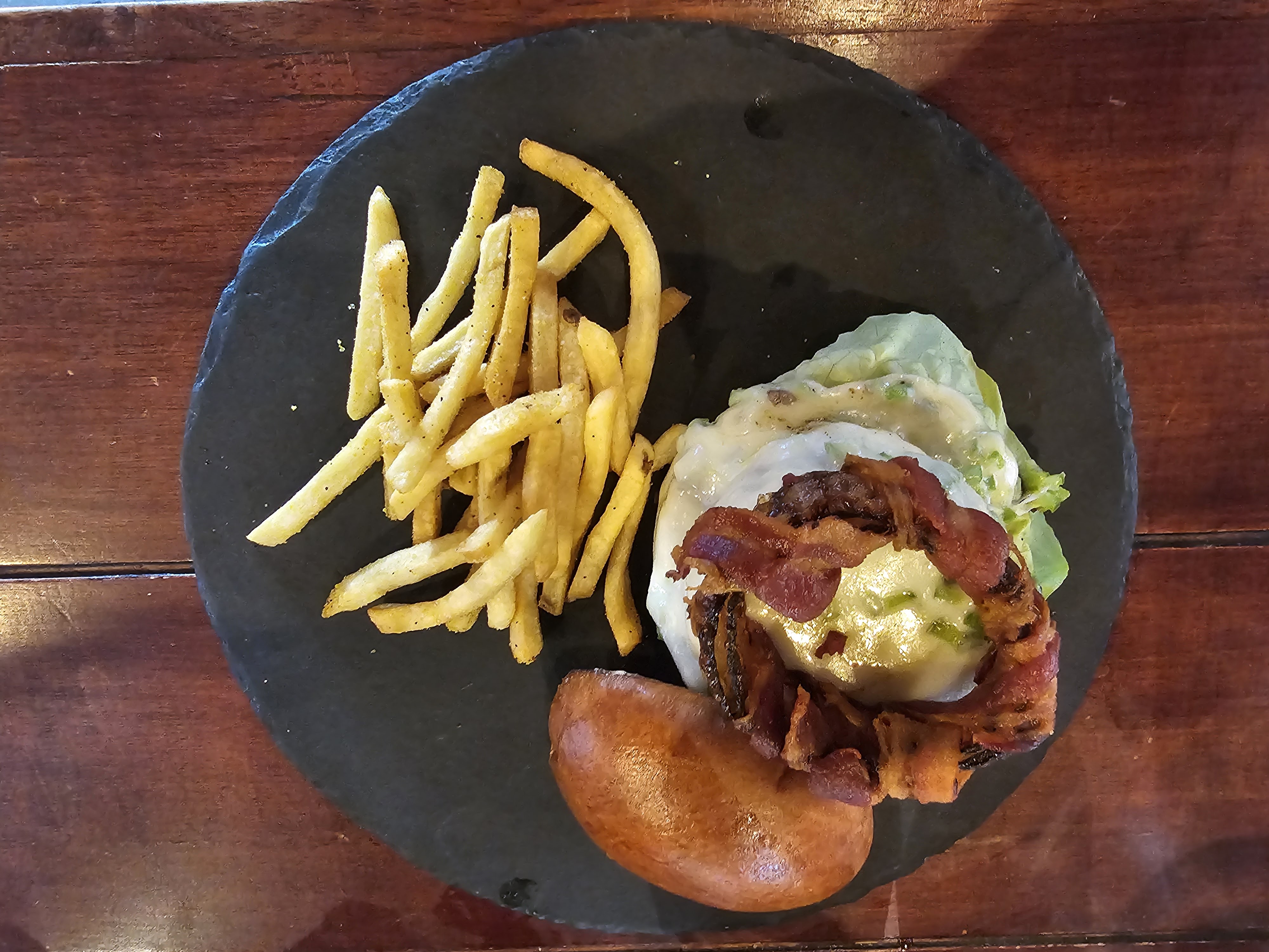 Fuego rey Lounge burger & Tacos image 3