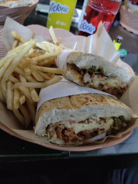 Mimi Tortas y Hamburguesas image 3