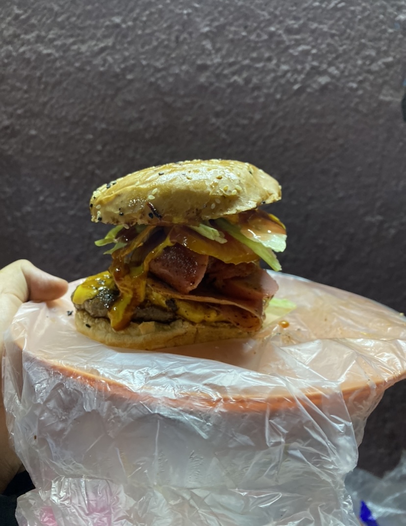 Hambruna Hamburguesería y Dogos image 1