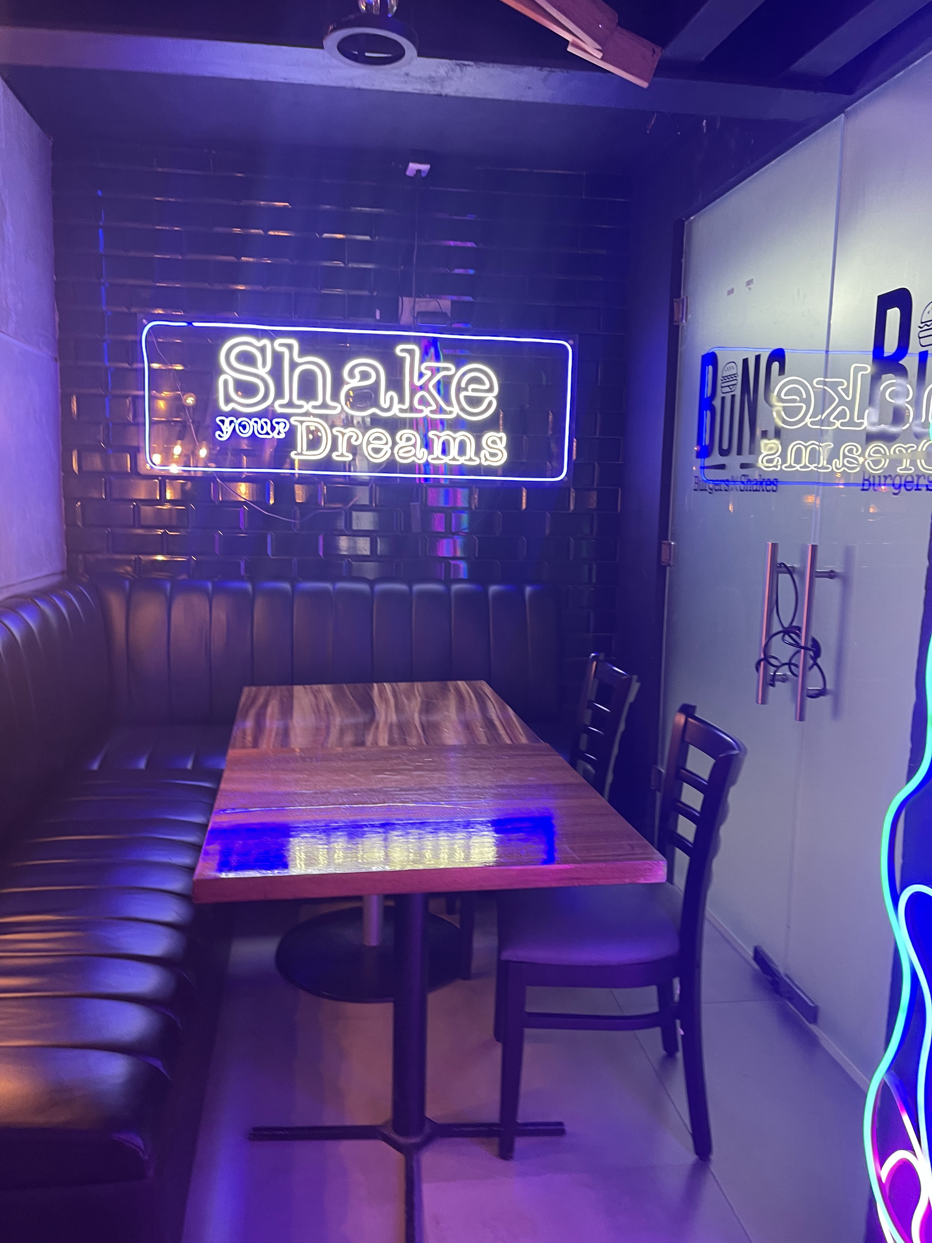 Buns Burgers & Shakes Periférico image 8