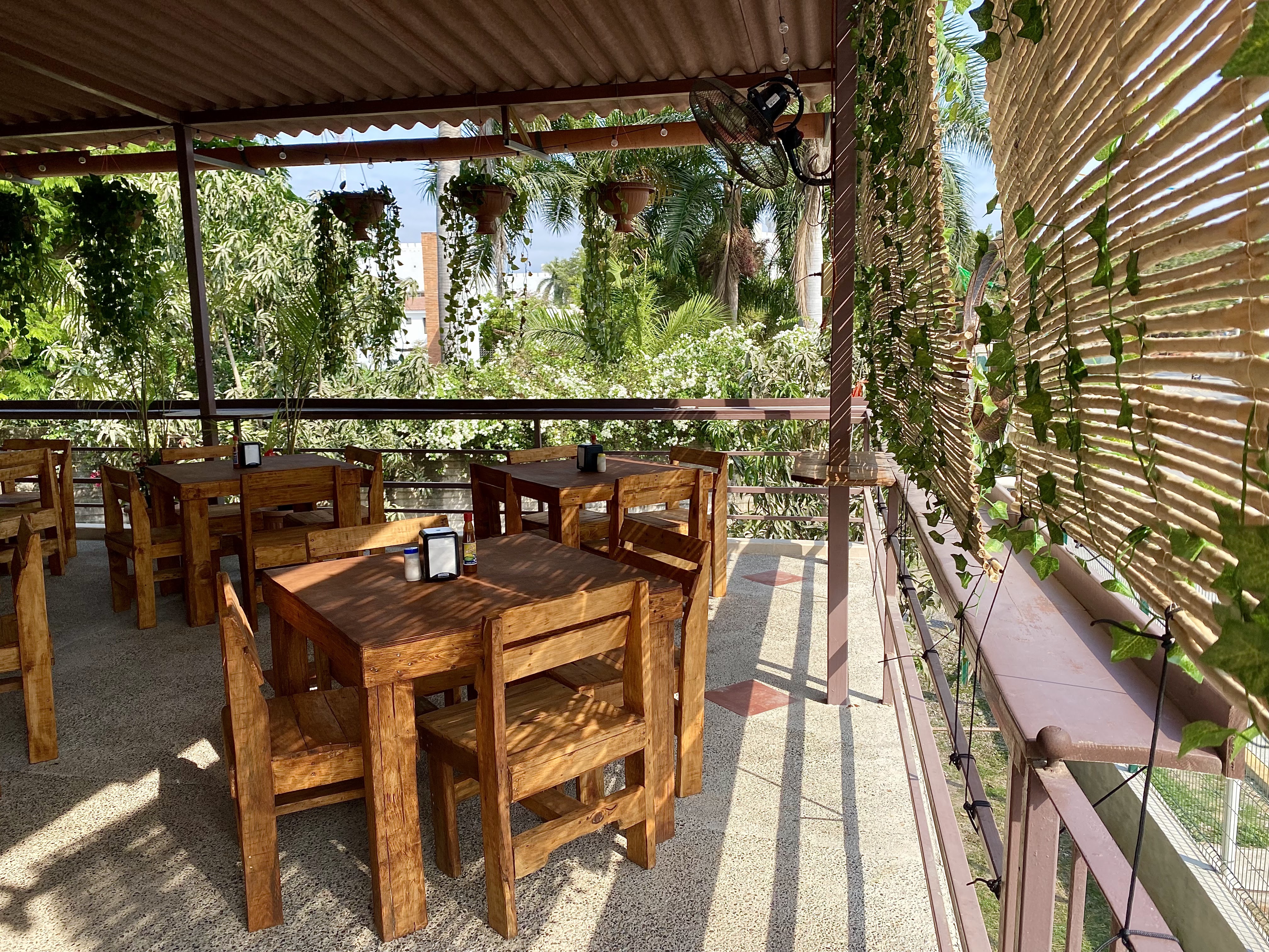 4 Vientos food & sports bar image 1