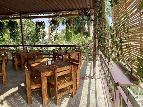 4 Vientos food & sports bar image 1