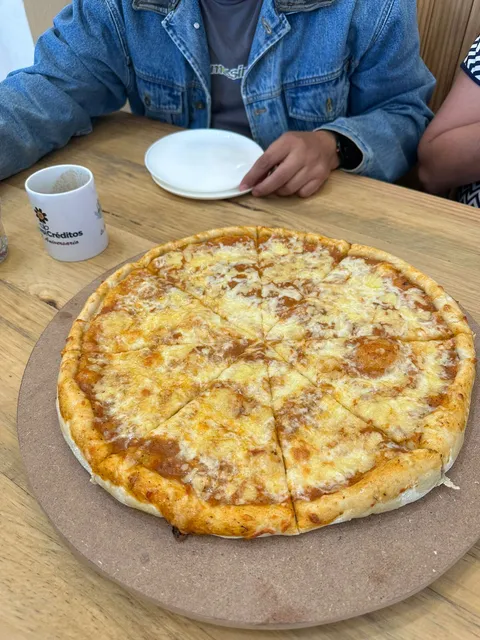 Katzen Pizza image 4