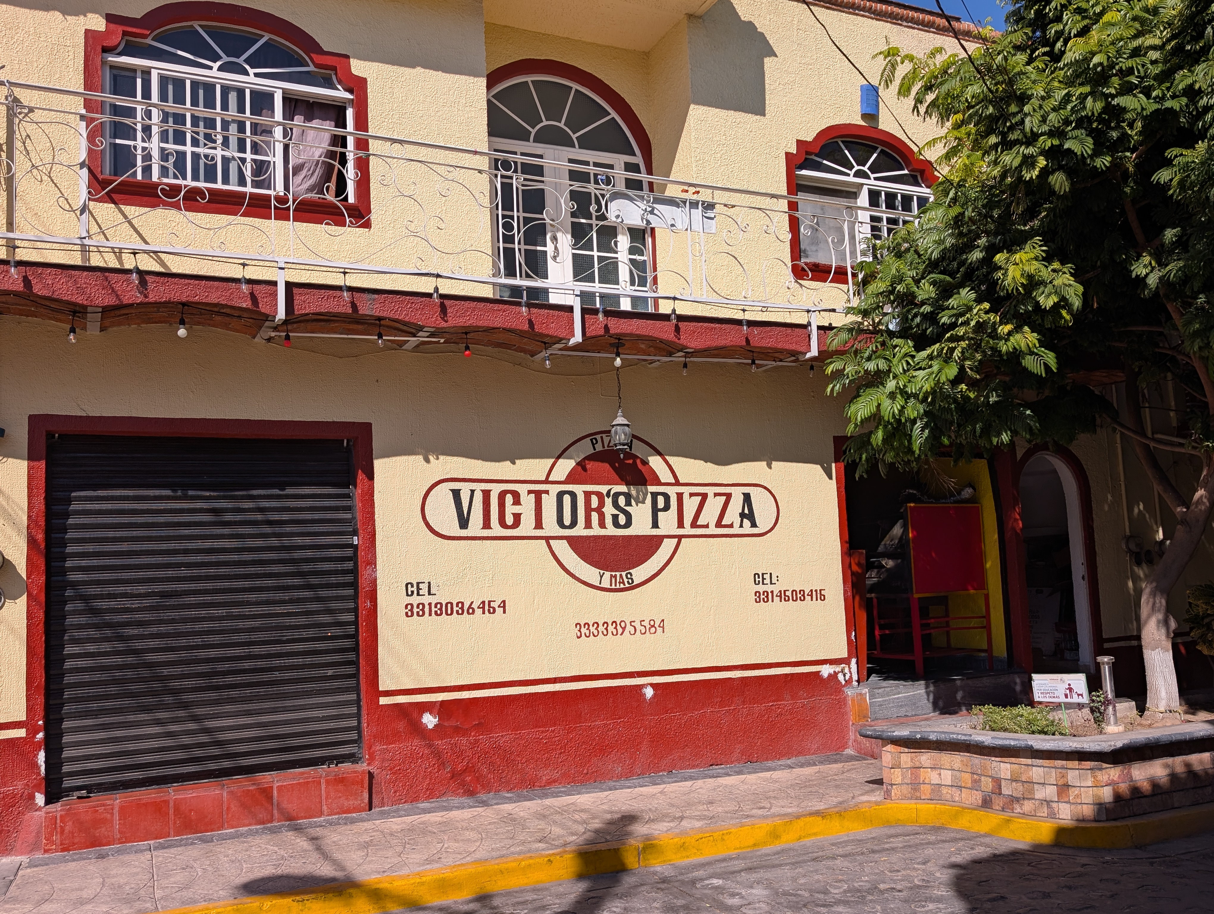 Victor's pizza image 1