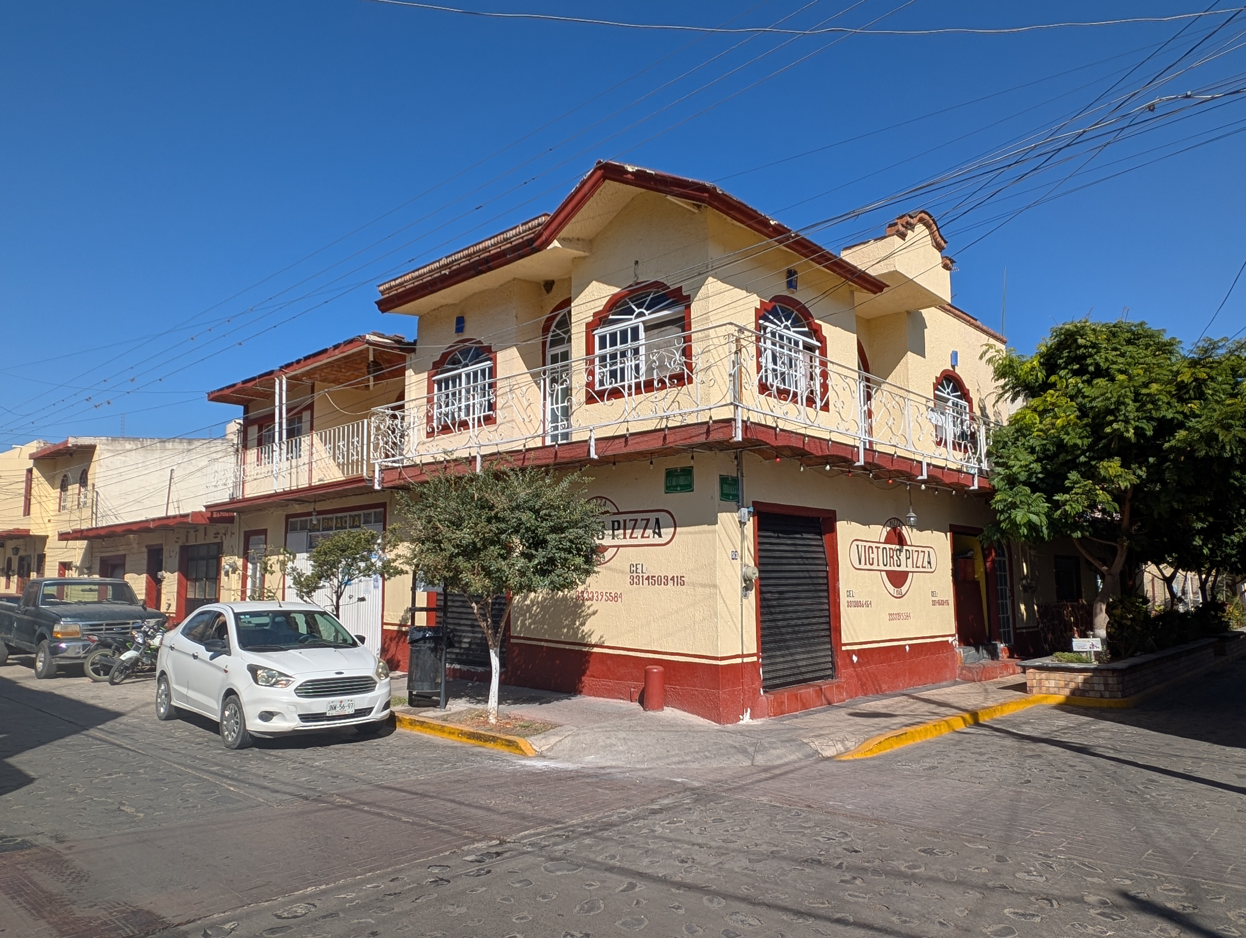 Victor's pizza image 2