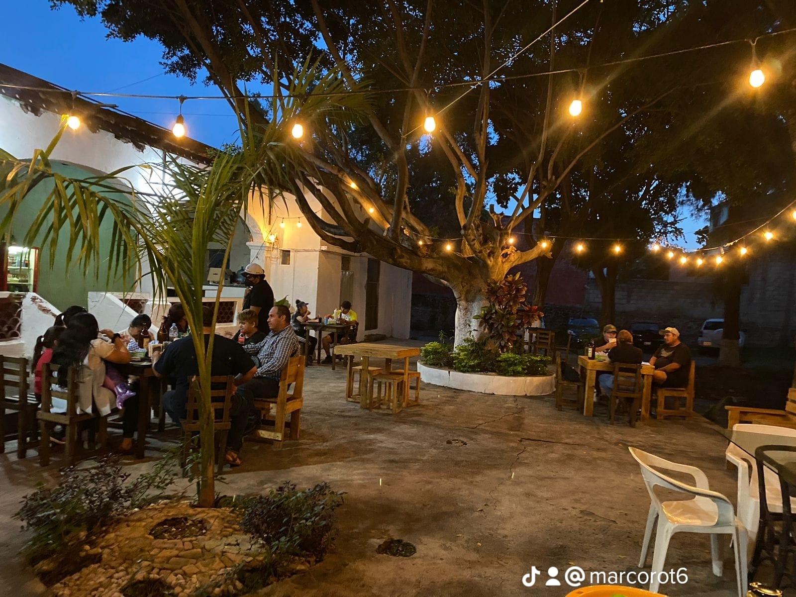 La Oficina Bar & Grill image 1