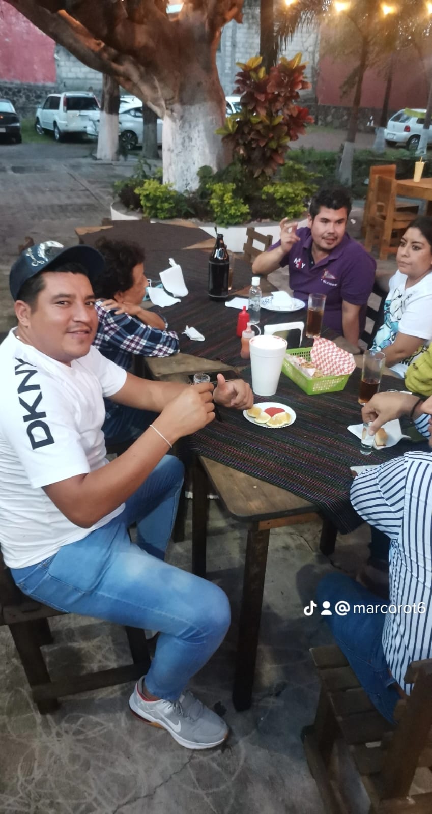 La Oficina Bar & Grill image 9