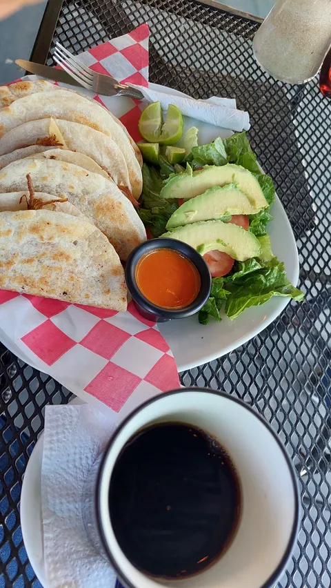 Encinos Café&Bistro image 1