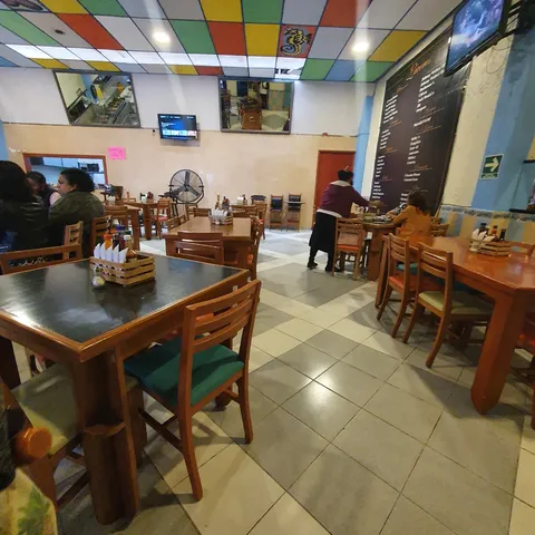 El Palacio De Los Mariscos image 4
