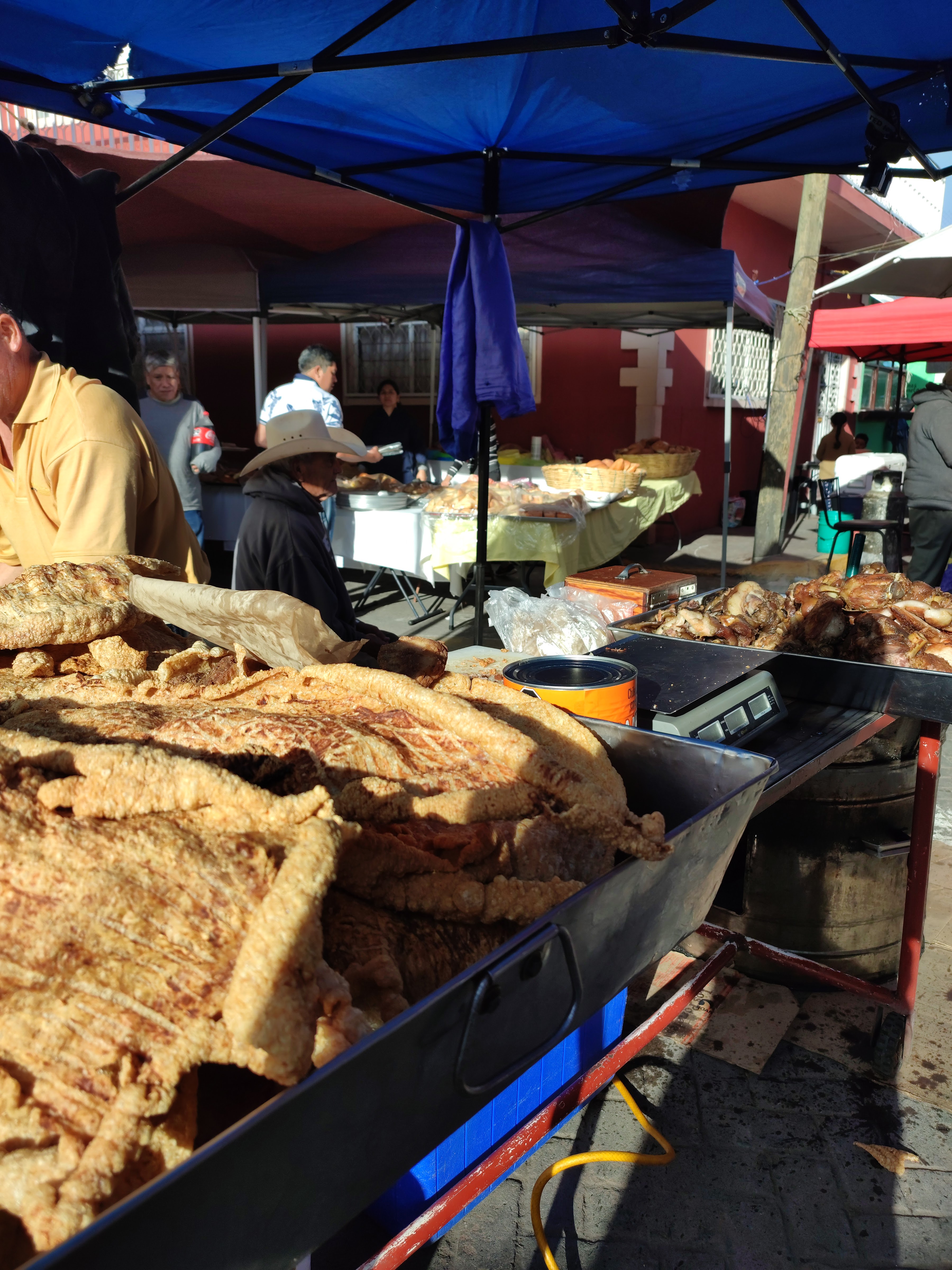 Carnitas y chicharrones Mora. image 1