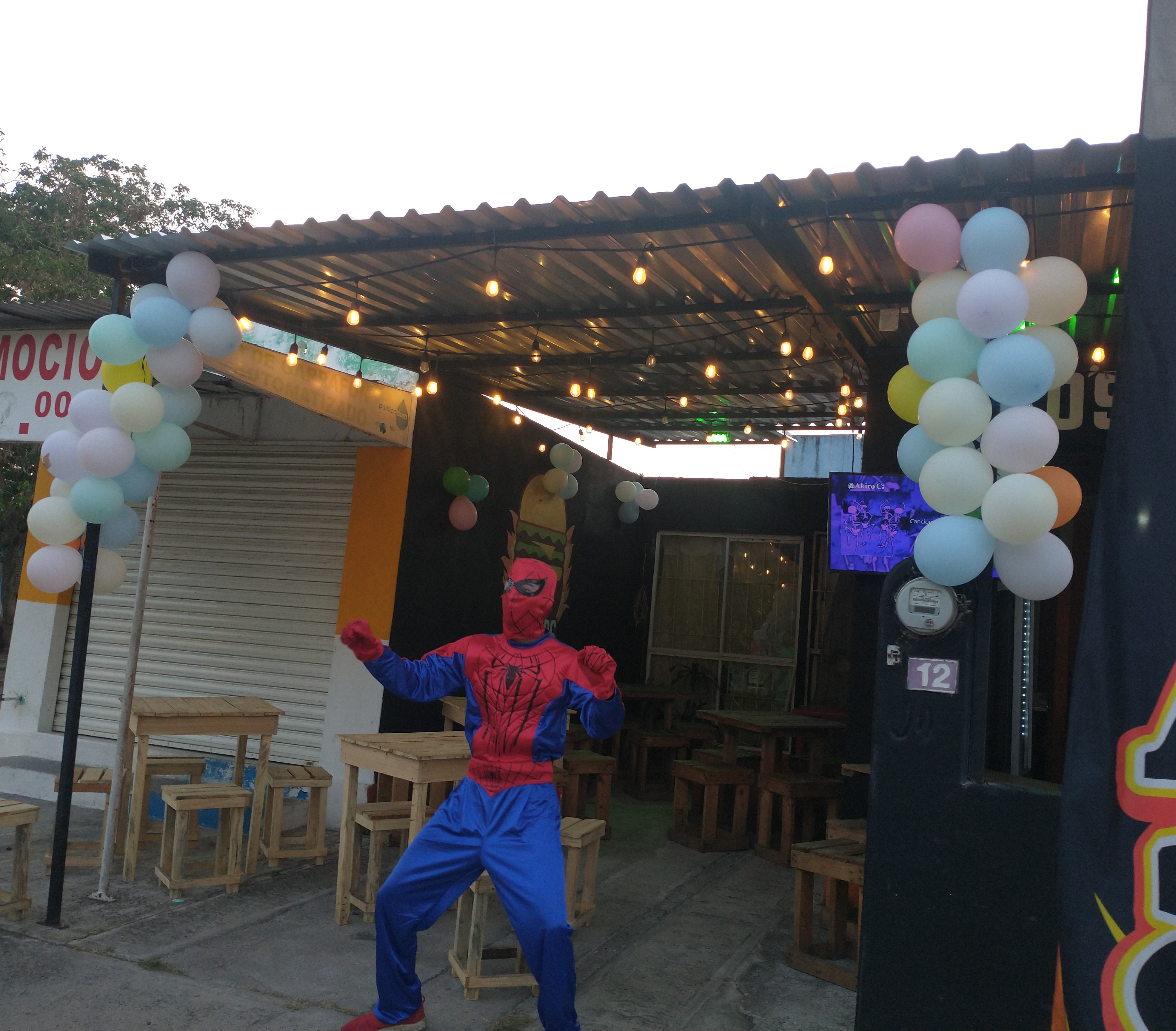 LALO'S BURGERS image 6