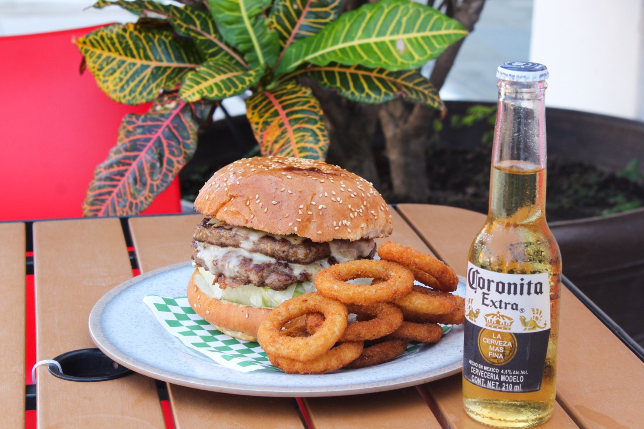 Dogos & Burgers image 2