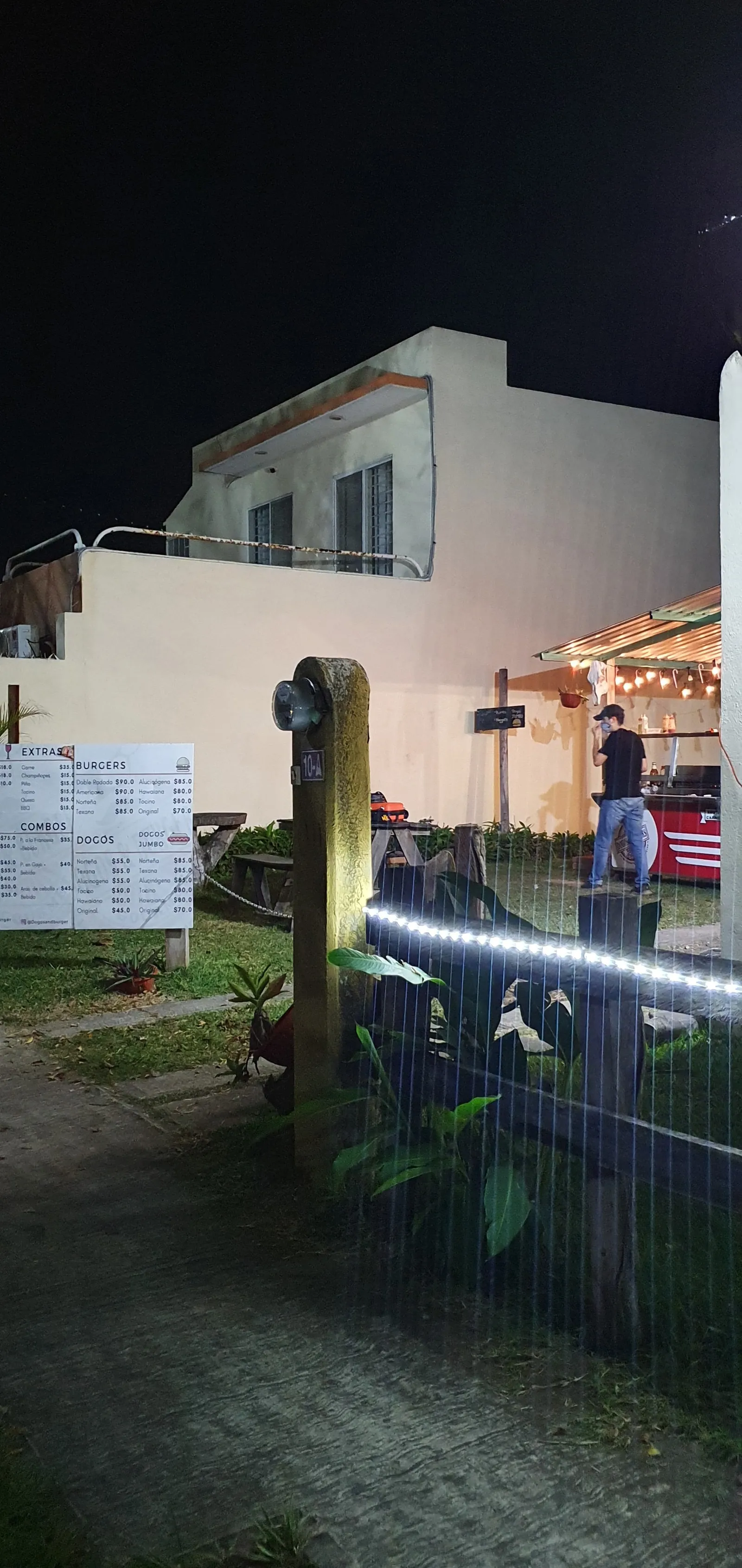 Dogos & Burgers image 9