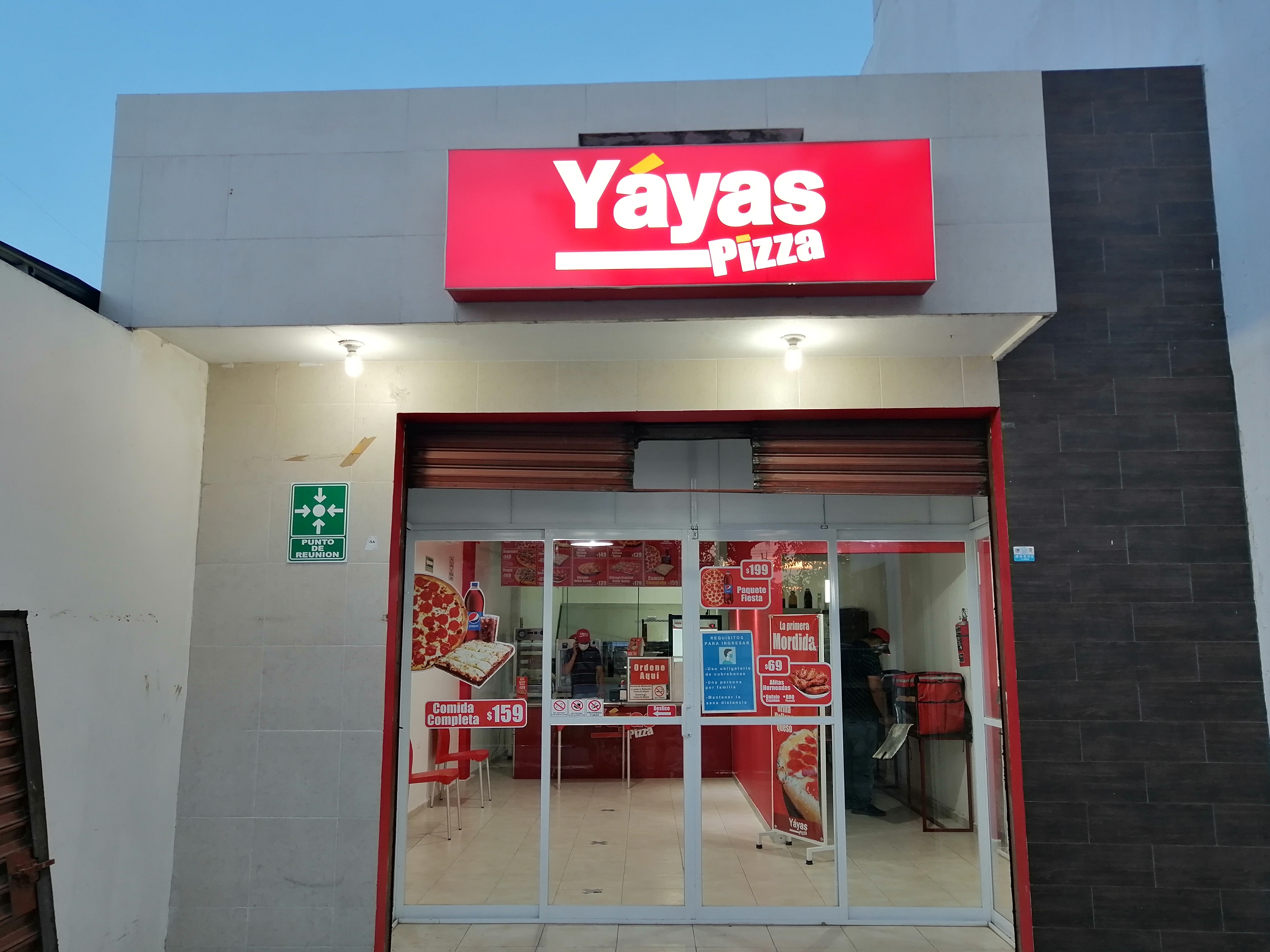 Yáyas Pizza image 9