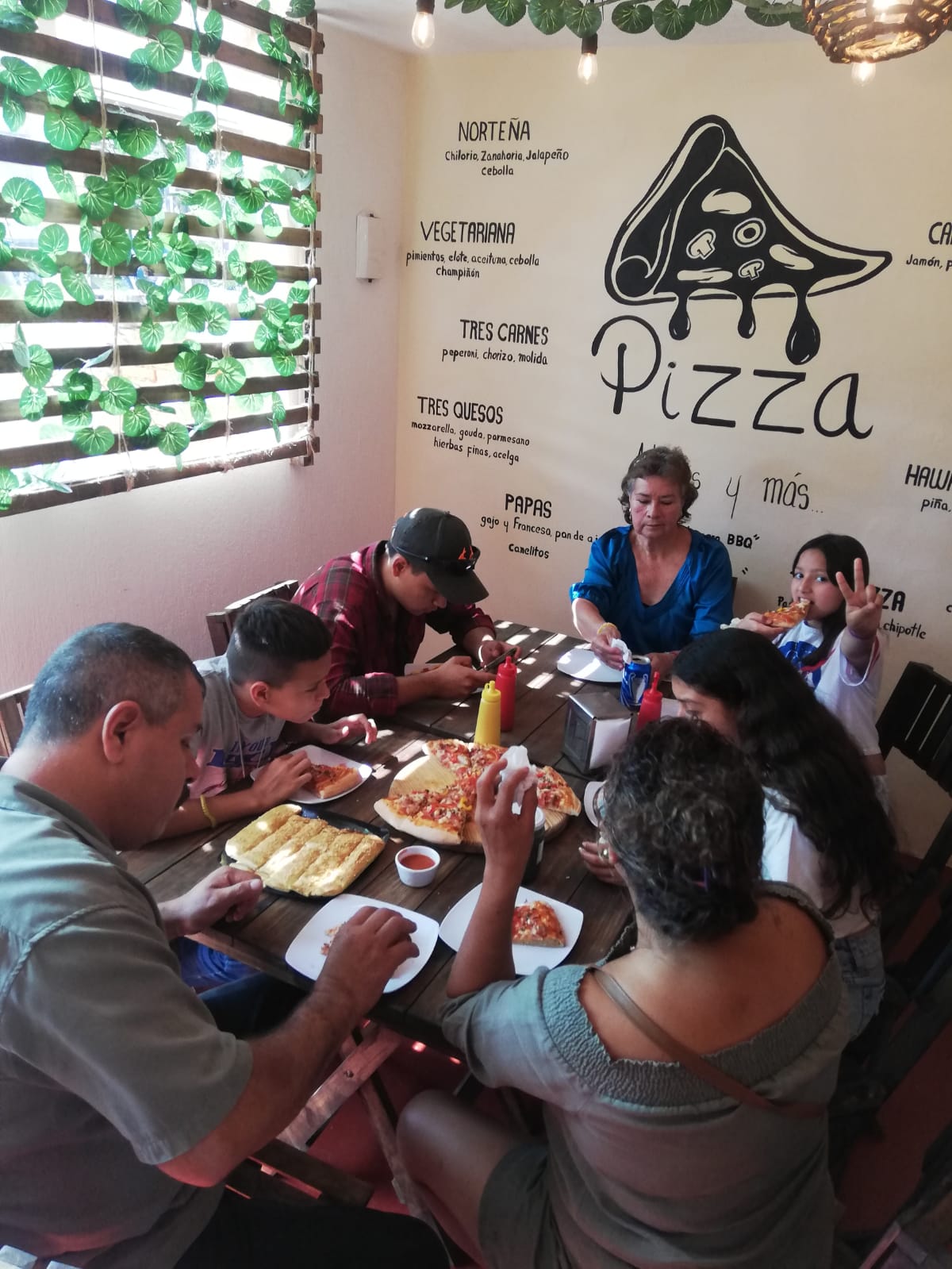 Pizzeria LA ESCONDIDA image 10