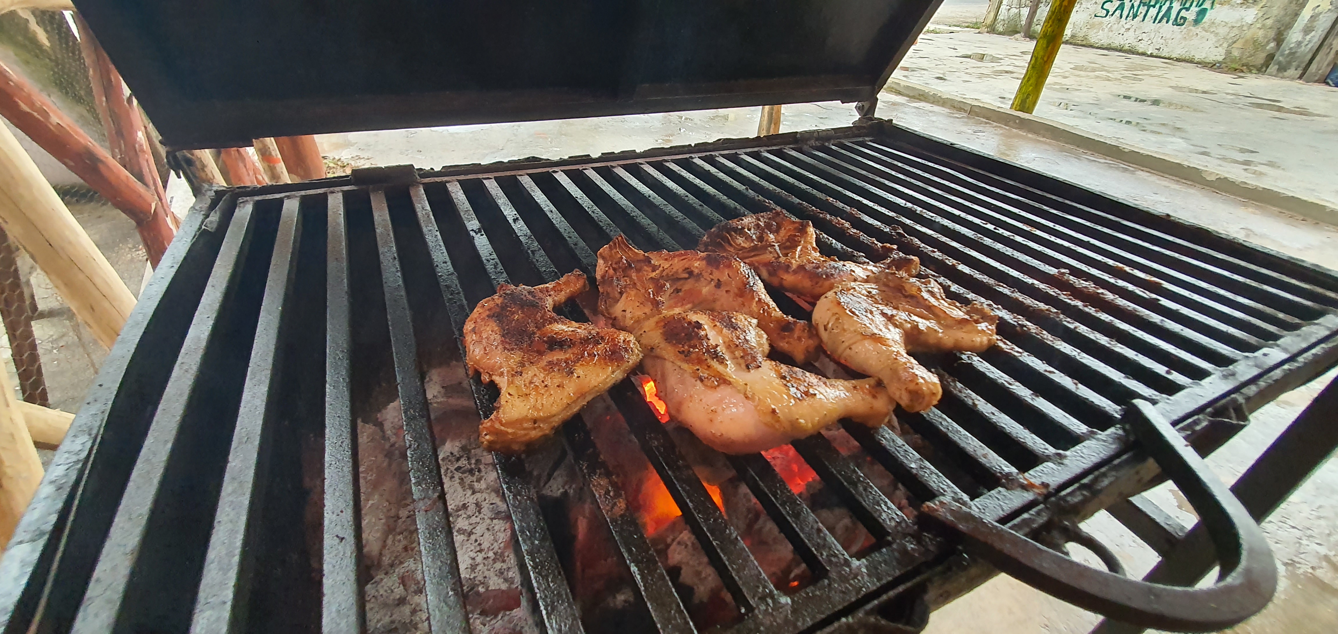 LA LEONA "POLLOS A LA PARRILLA" image 3