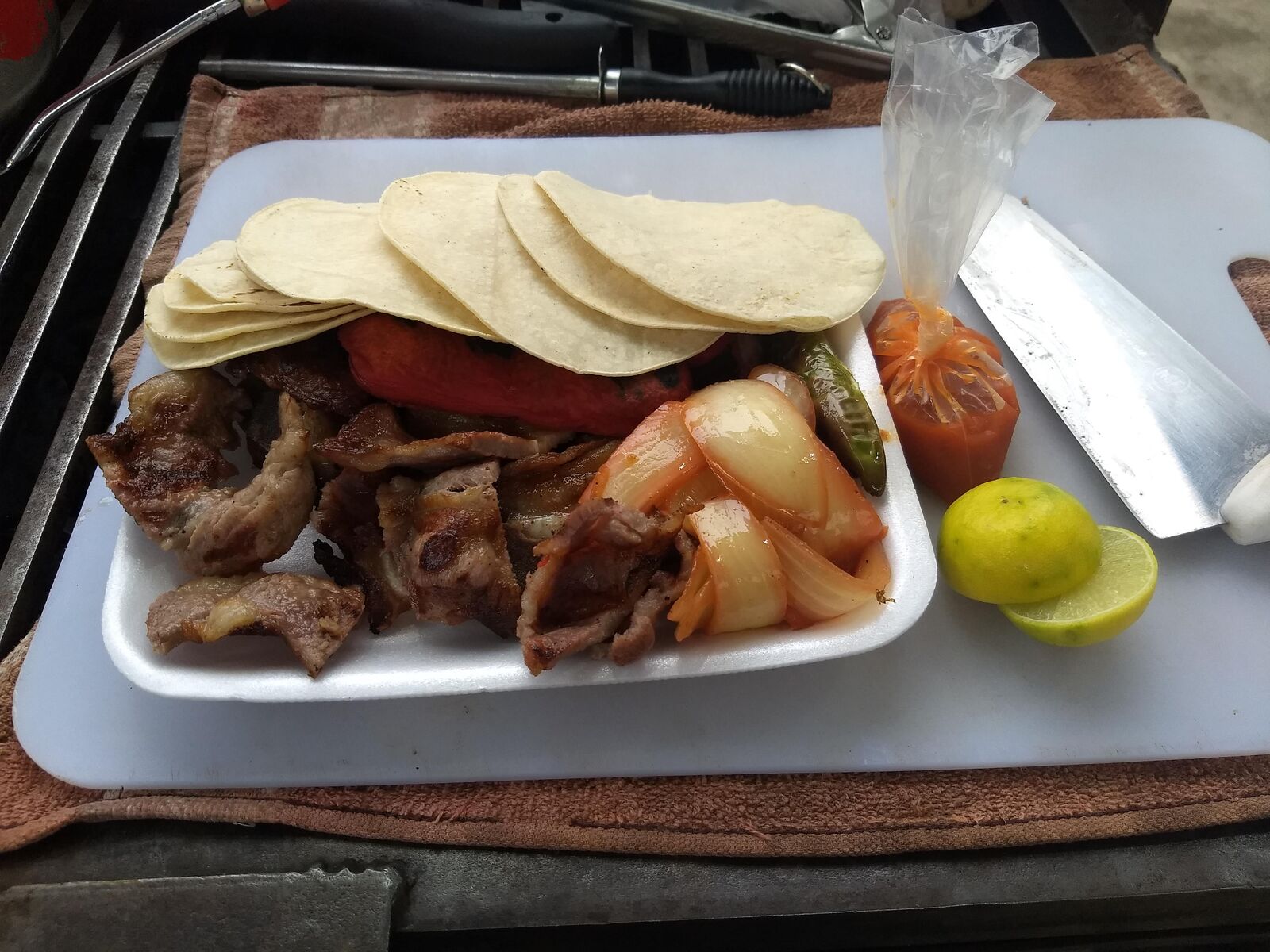Los Compadres Tacos y hamburguesas al Carbon image 4