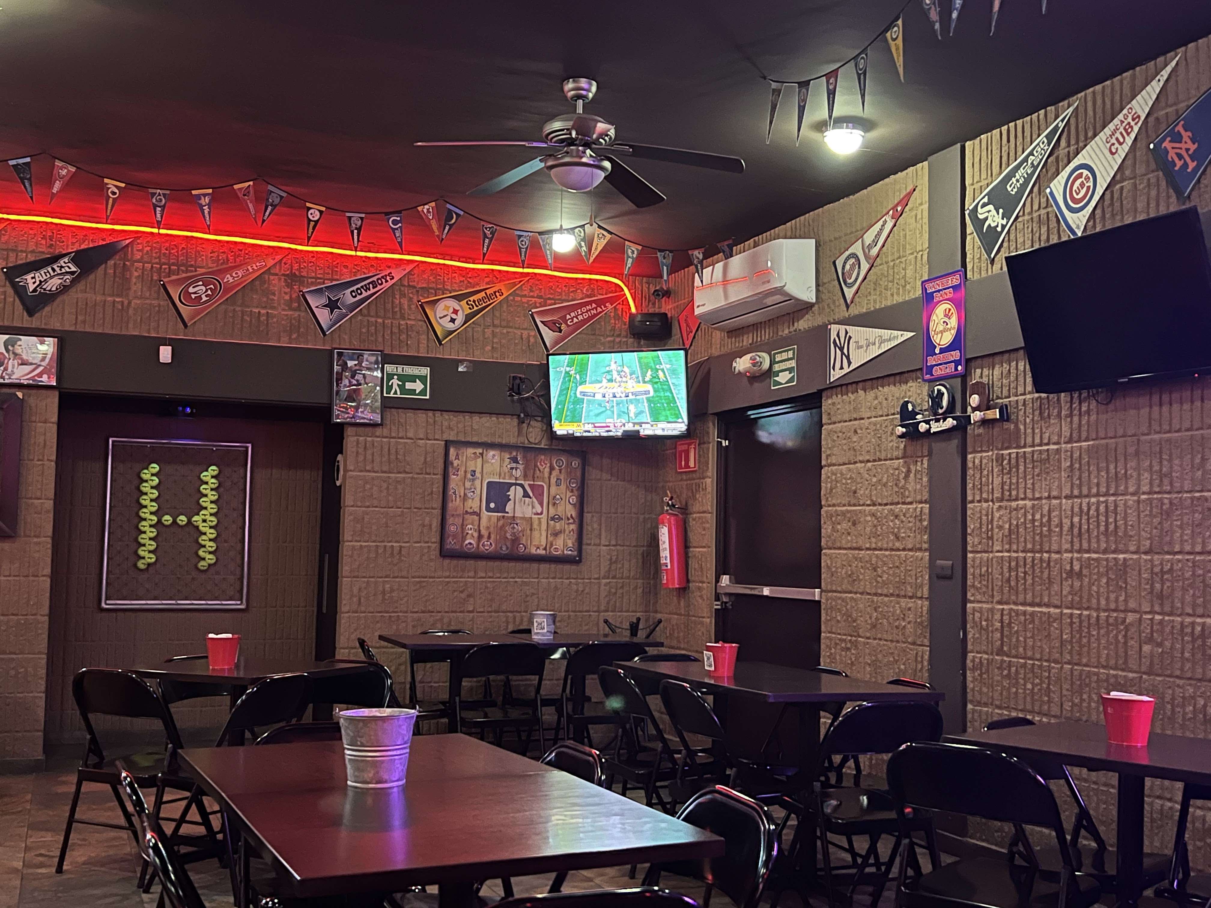 Hoops Sport Bar image 7