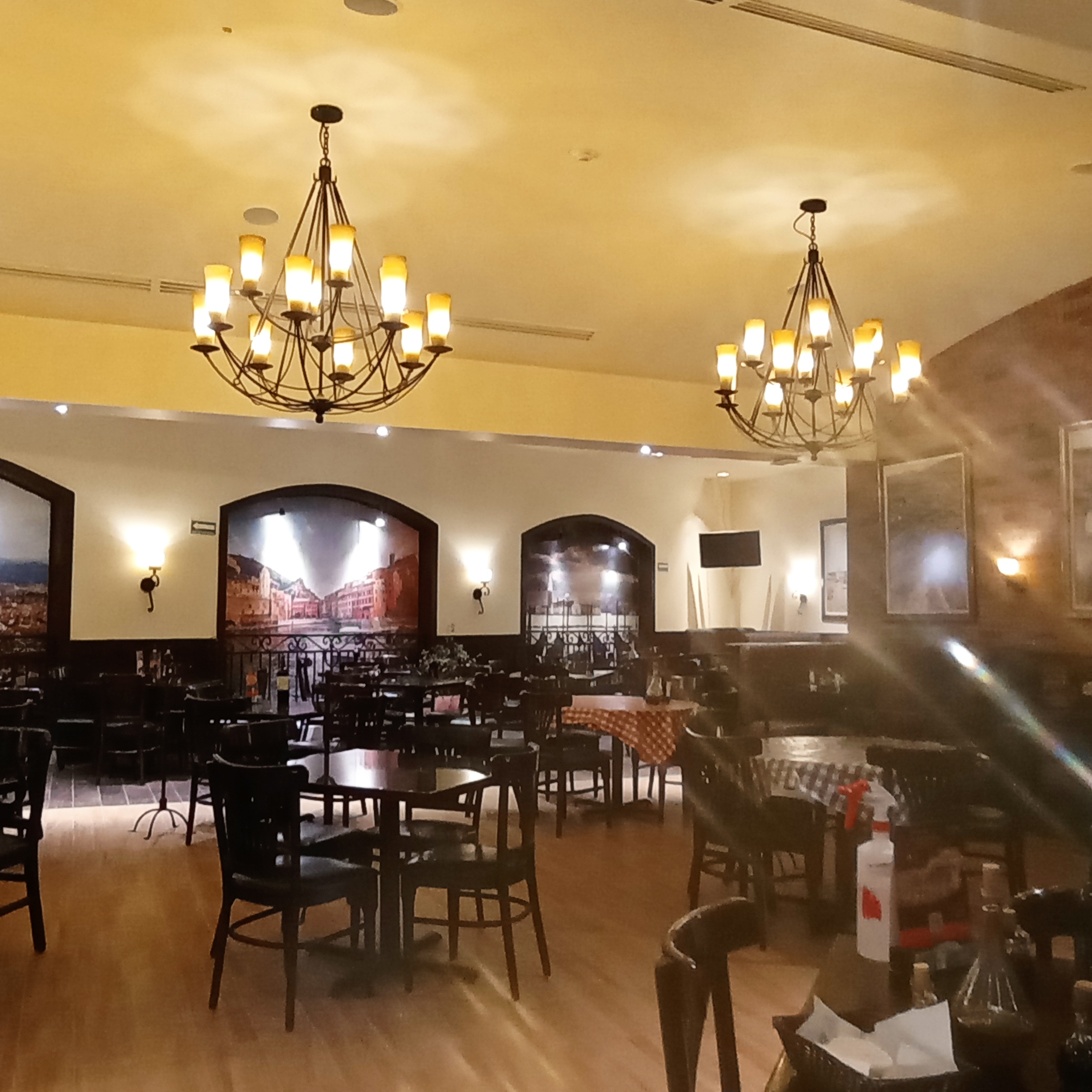 Italianni's Antea Querétaro image 1