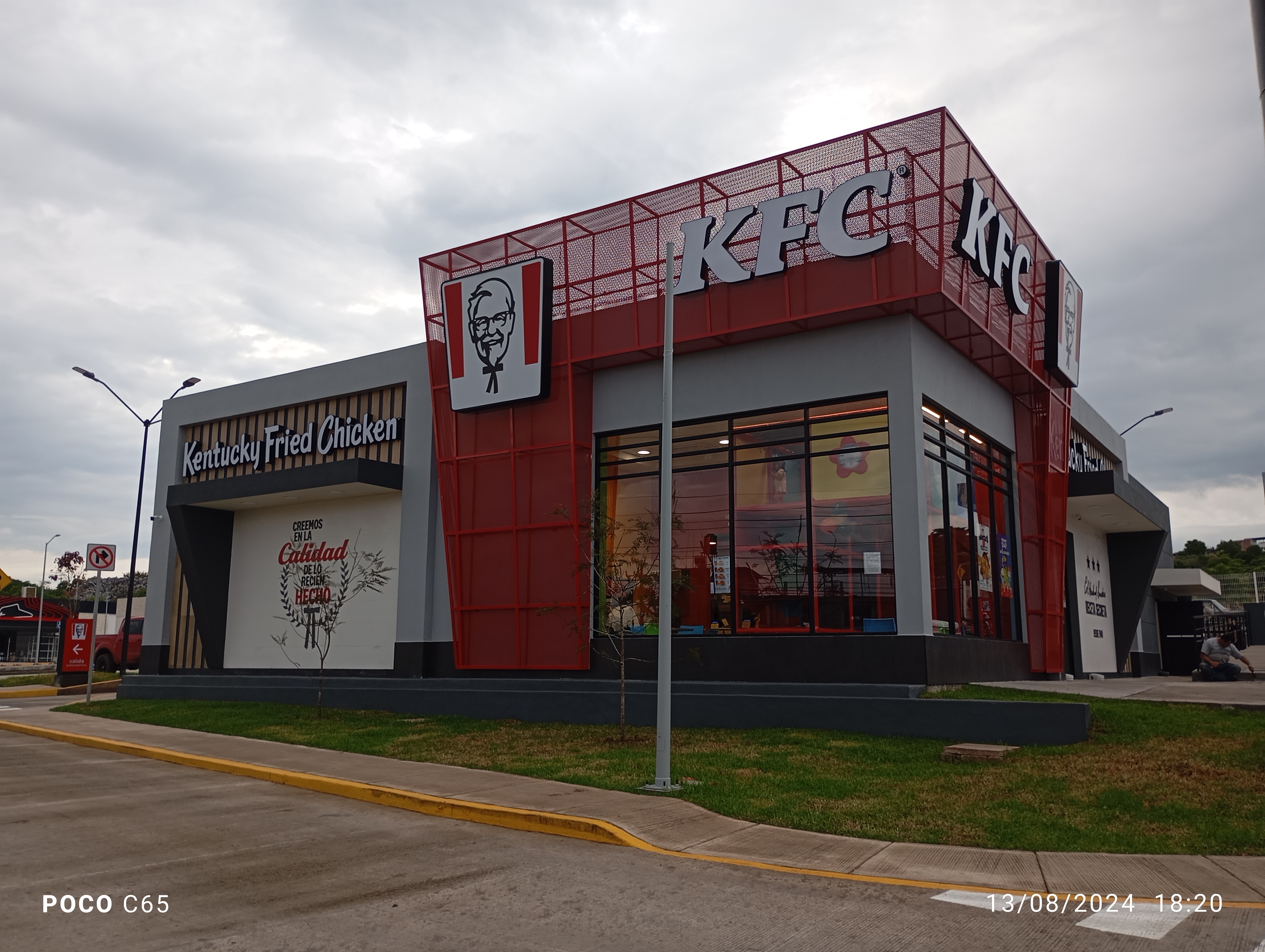 KFC Plaza Paseo Poniente image 1