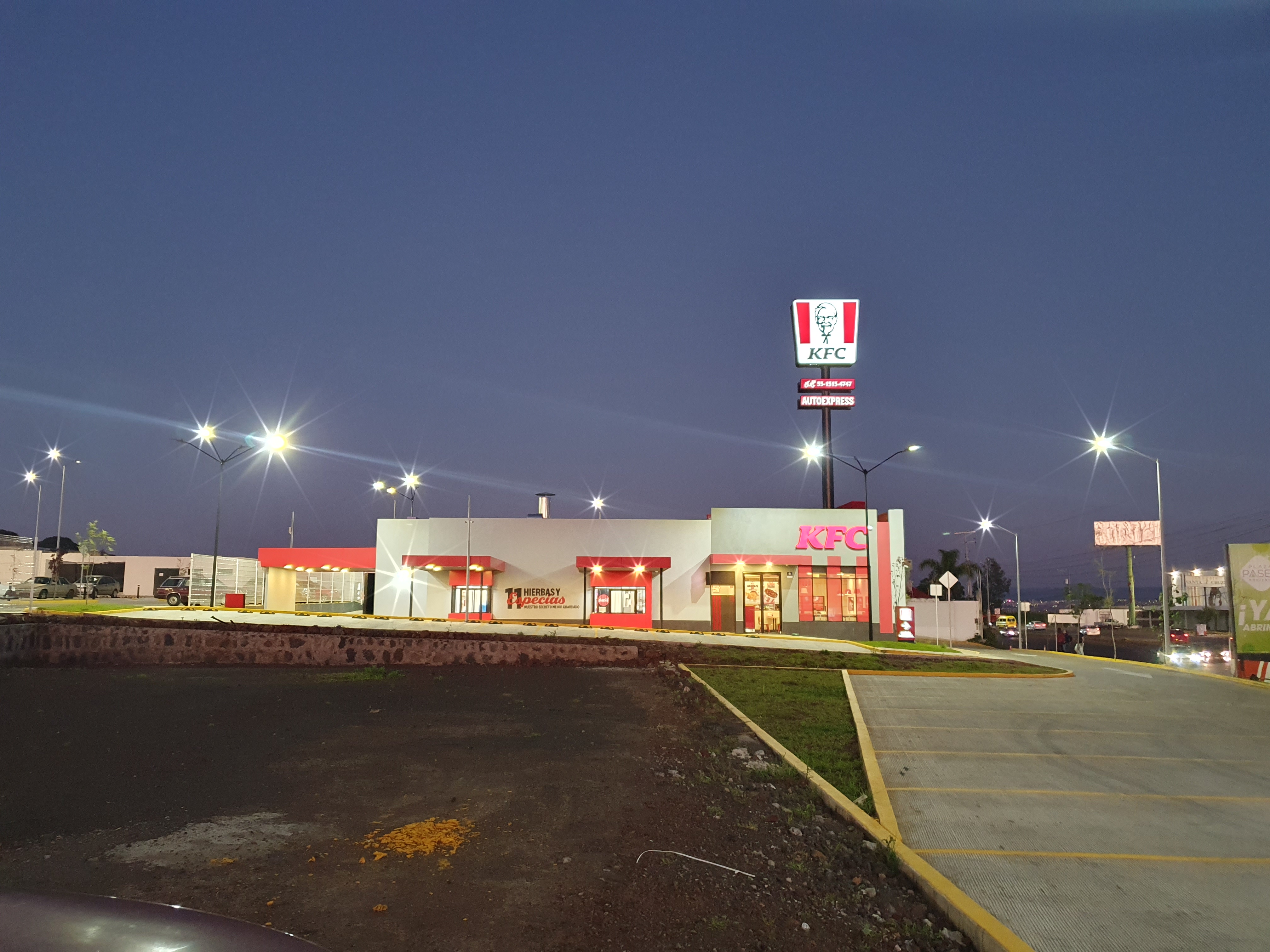 KFC Plaza Paseo Poniente image 2