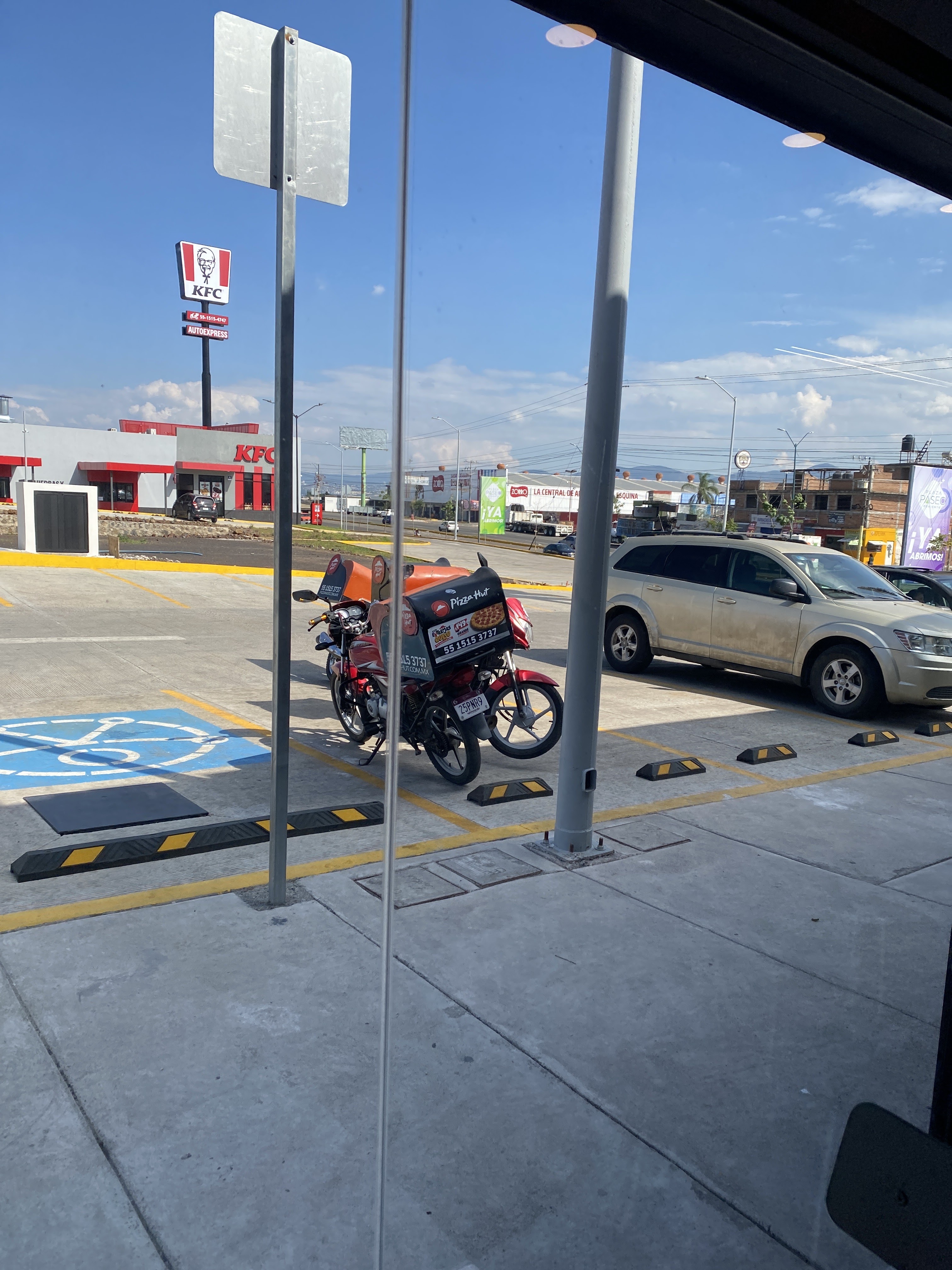 Pizza Hut Plaza Paseo Poniente image 6