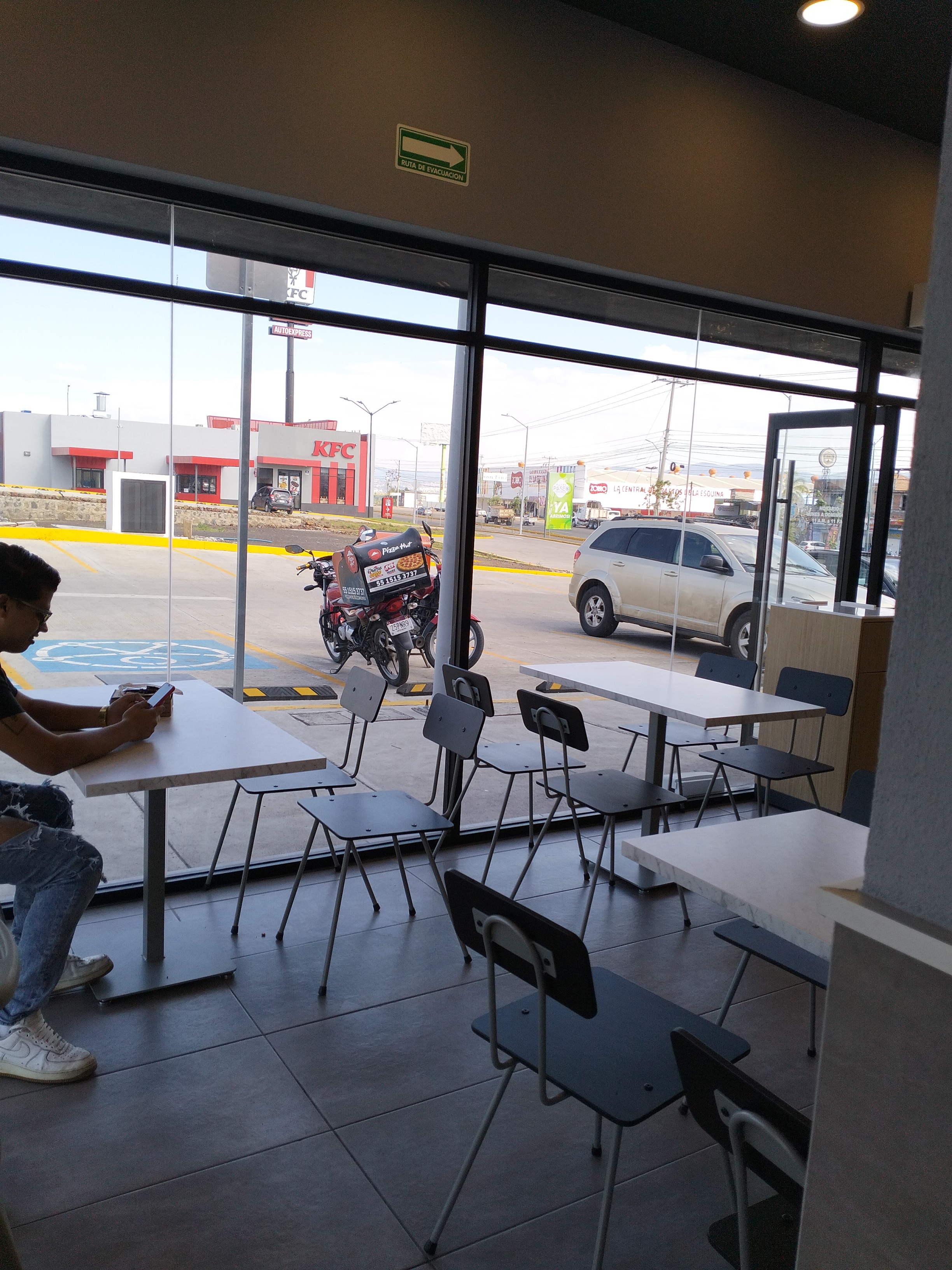 Pizza Hut Plaza Paseo Poniente image 7