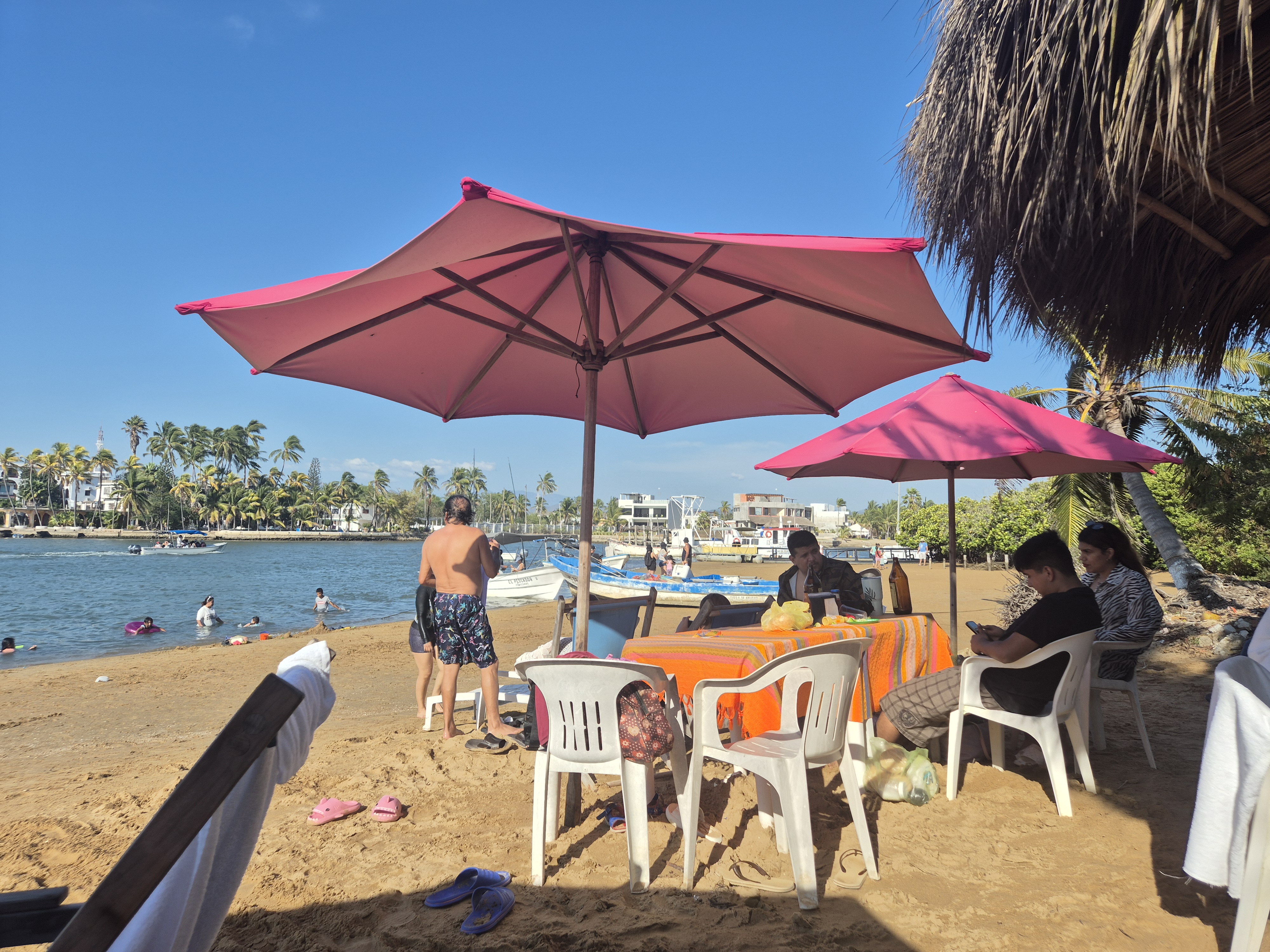 La Isla Restaurant image 3