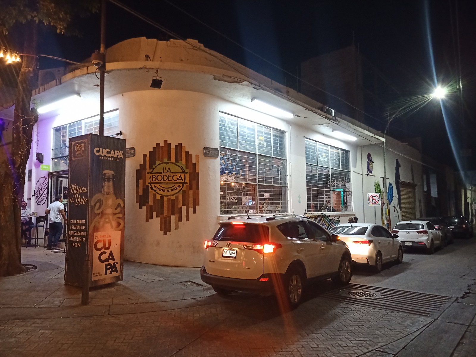 La Bodega Wings & Beer image 9