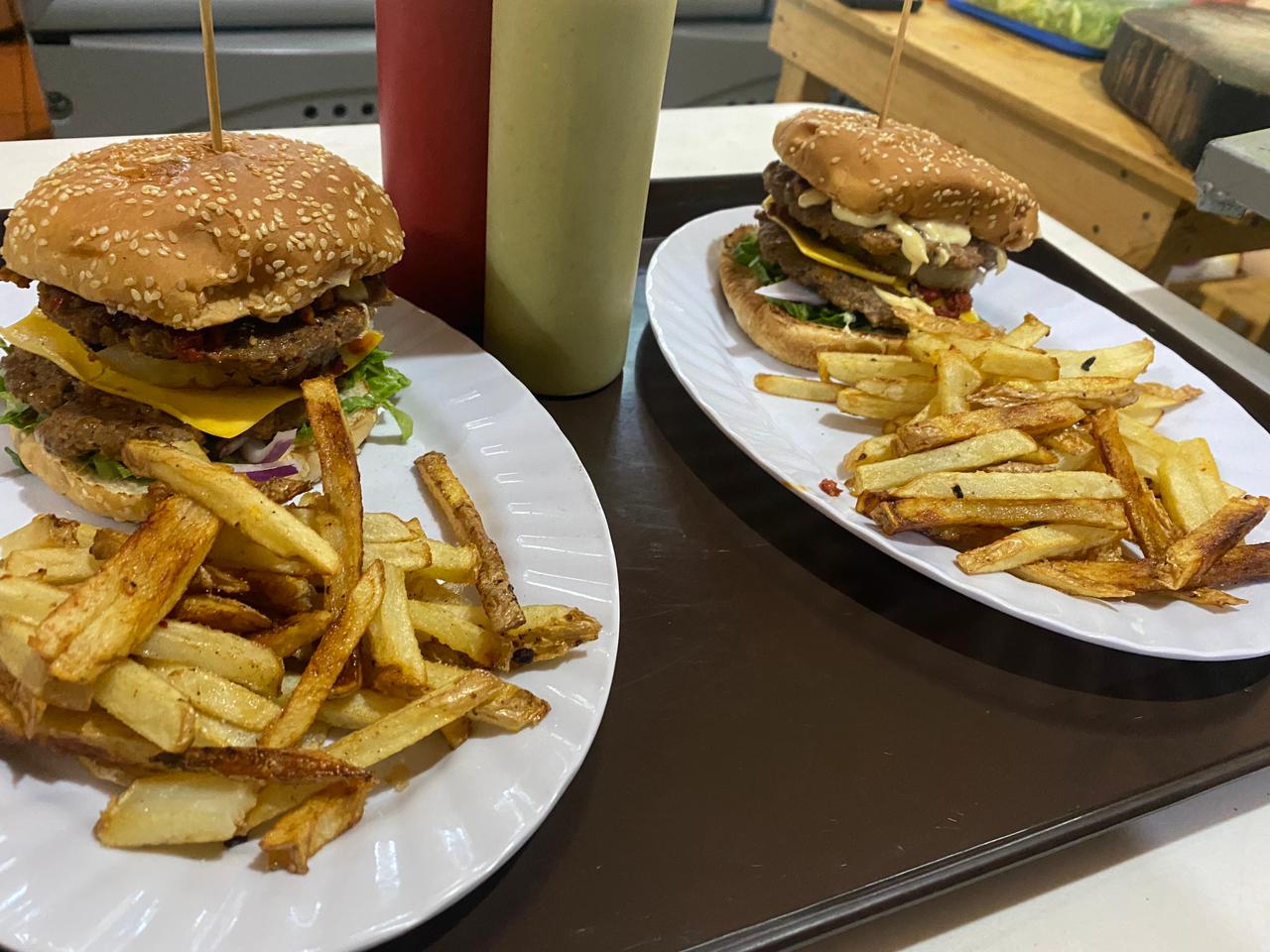 Taquería y hamburguesas el LEÓN image 3